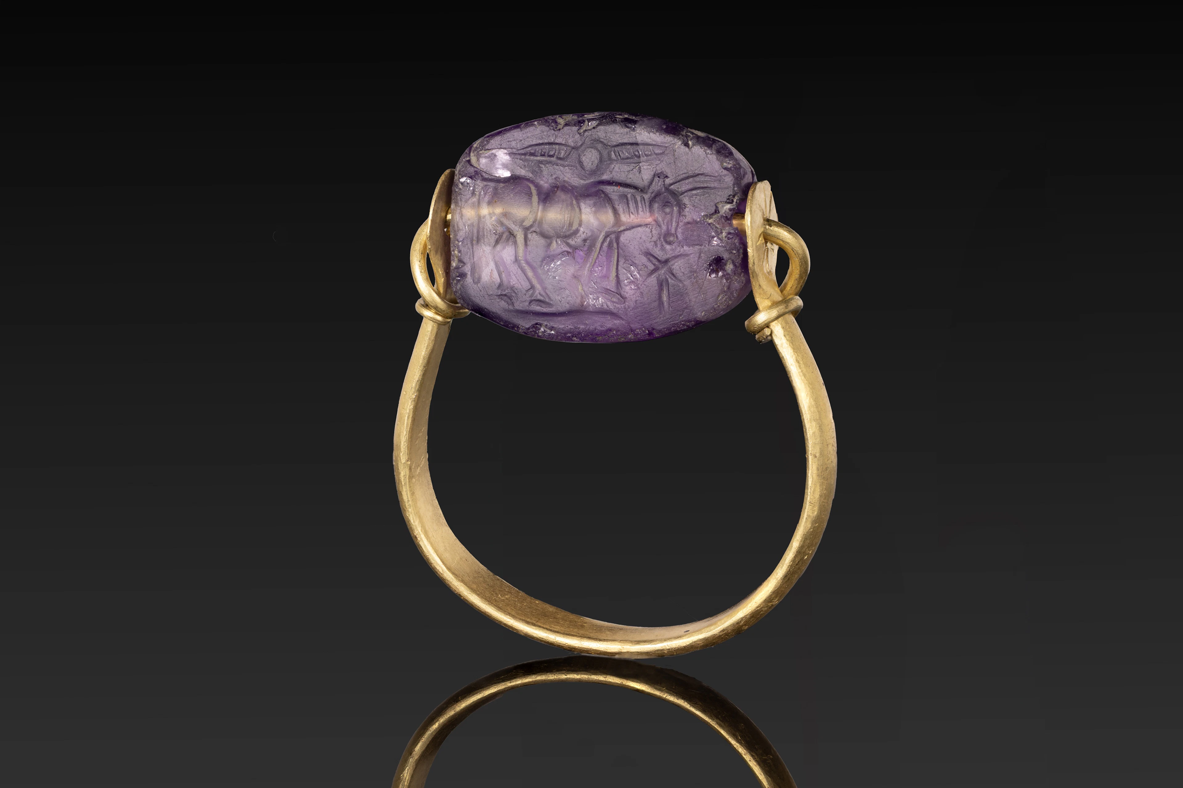 PHOENICIAN AMETHYST SCARAB DEPICTING BULL AND LIFE TREE IN GOLD SWIVEL RING