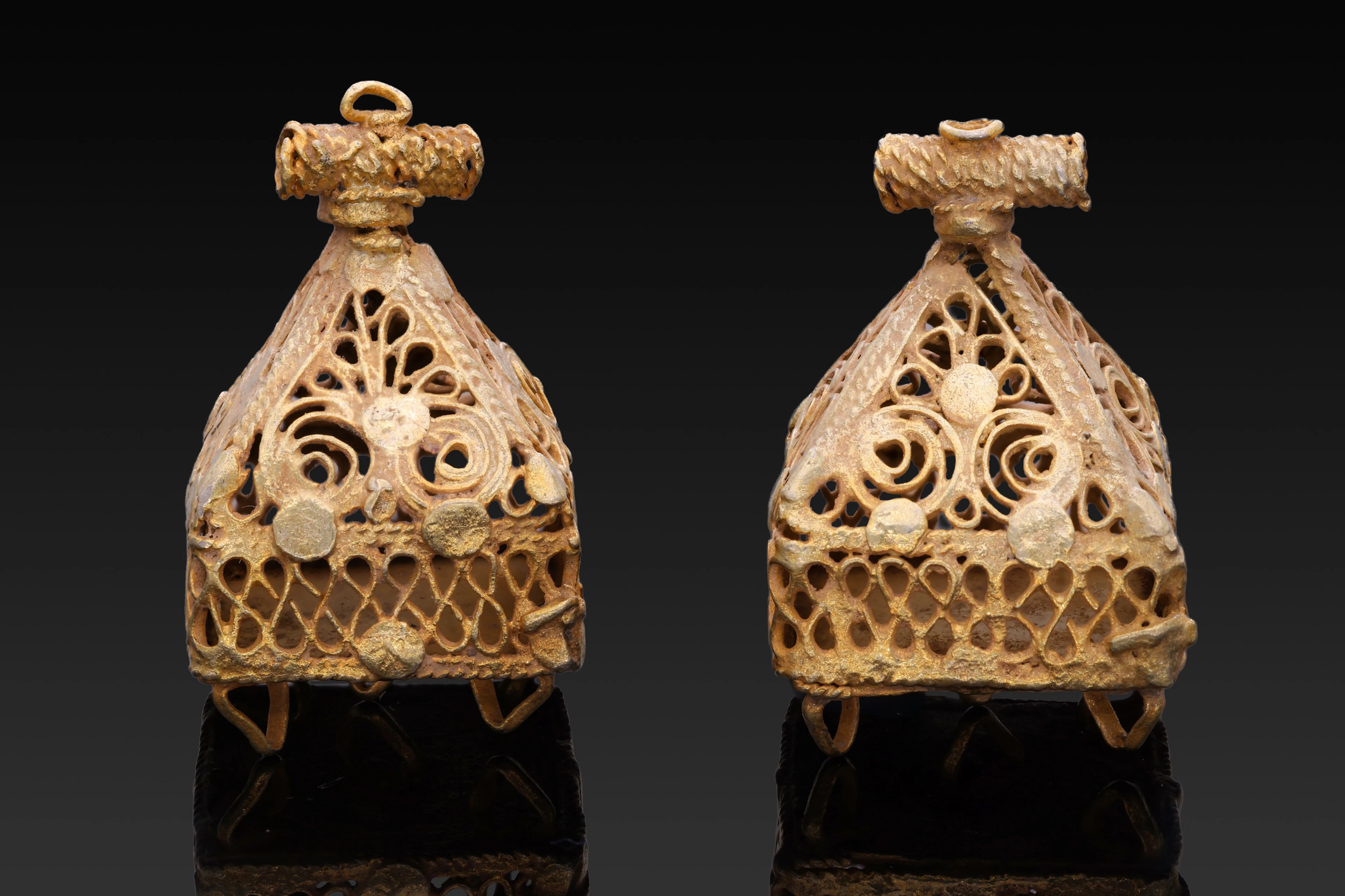 PAIR OF HELLENISTIC OPENWORK GOLD PENDANTS WITH PALMETTES