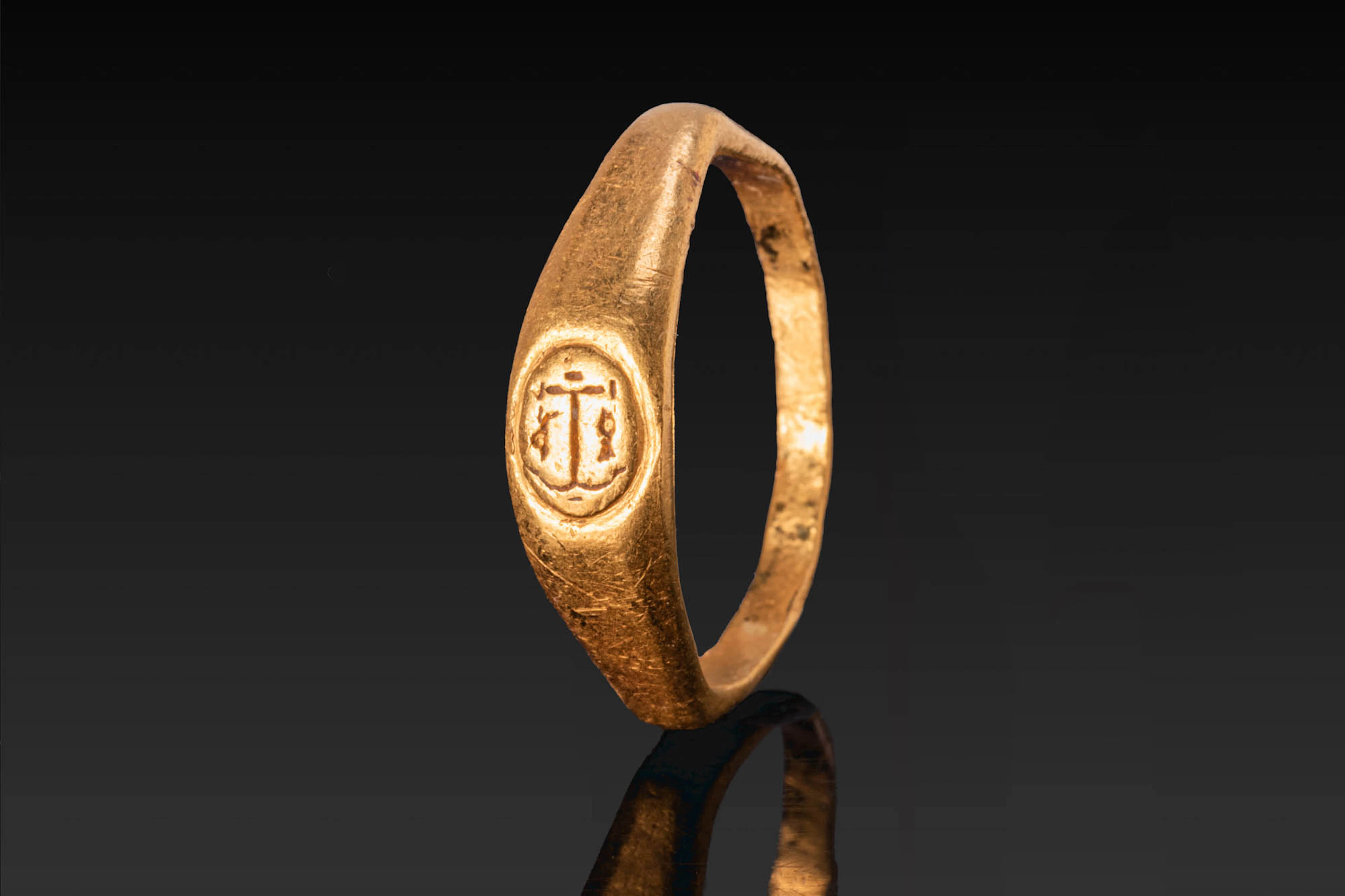BYZANTINE GOLD RING WITH ANCHOR AND TWO FISH