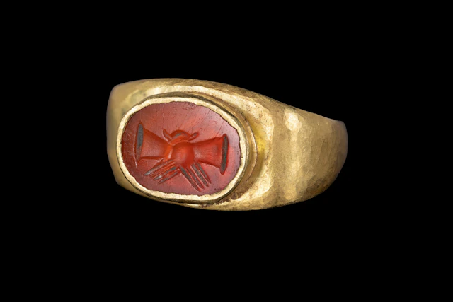 ROMAN GOLD RING WITH CARNELIAN INTAGLIO OF CLASPED HANDS