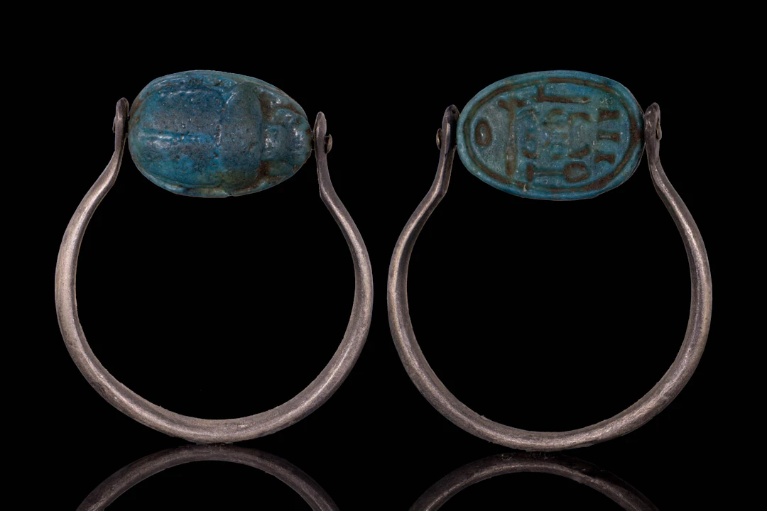 EGYPTIAN GLAZED STEATITE SCARAB WITH HIEROGLYPHIC INSCRIPTION IN SILVER RING