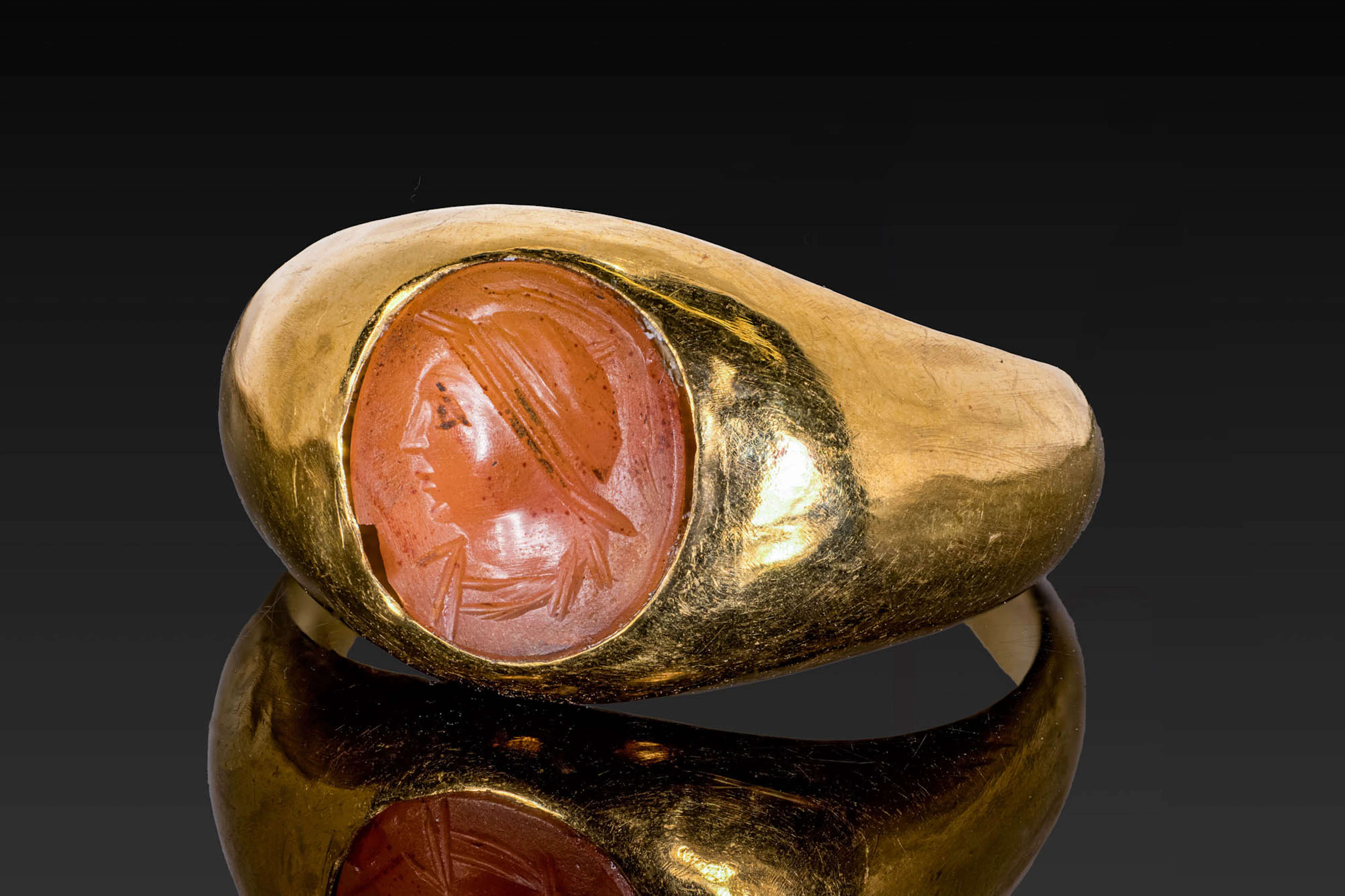 ROMAN CARNELIAN INTAGLIO WITH THE BUST OF MINERVA IN GOLD RING