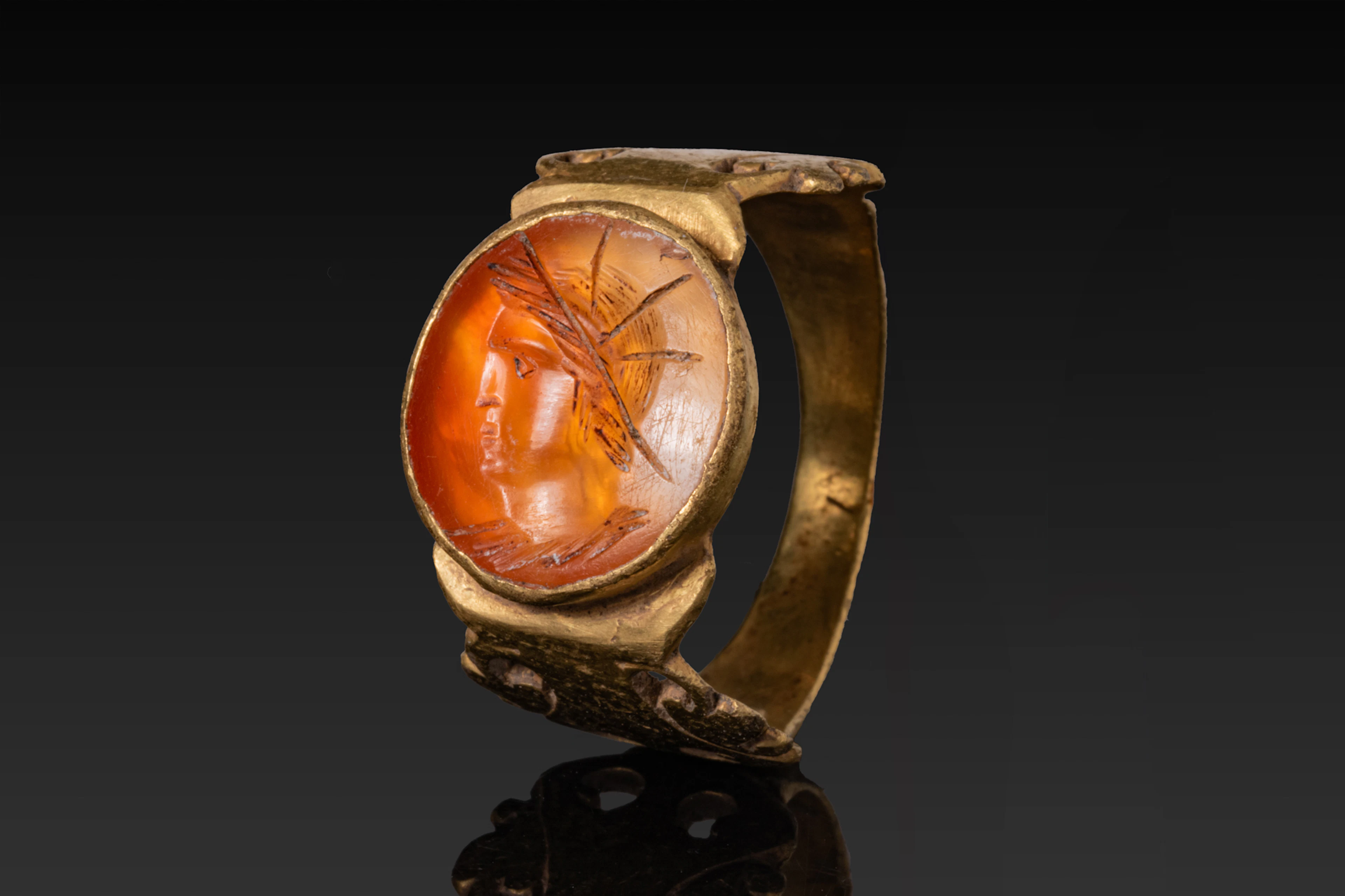 ROMAN GOLD RING WITH CARNELIAN INTAGLIO DEPICTING SOL INVICTUS