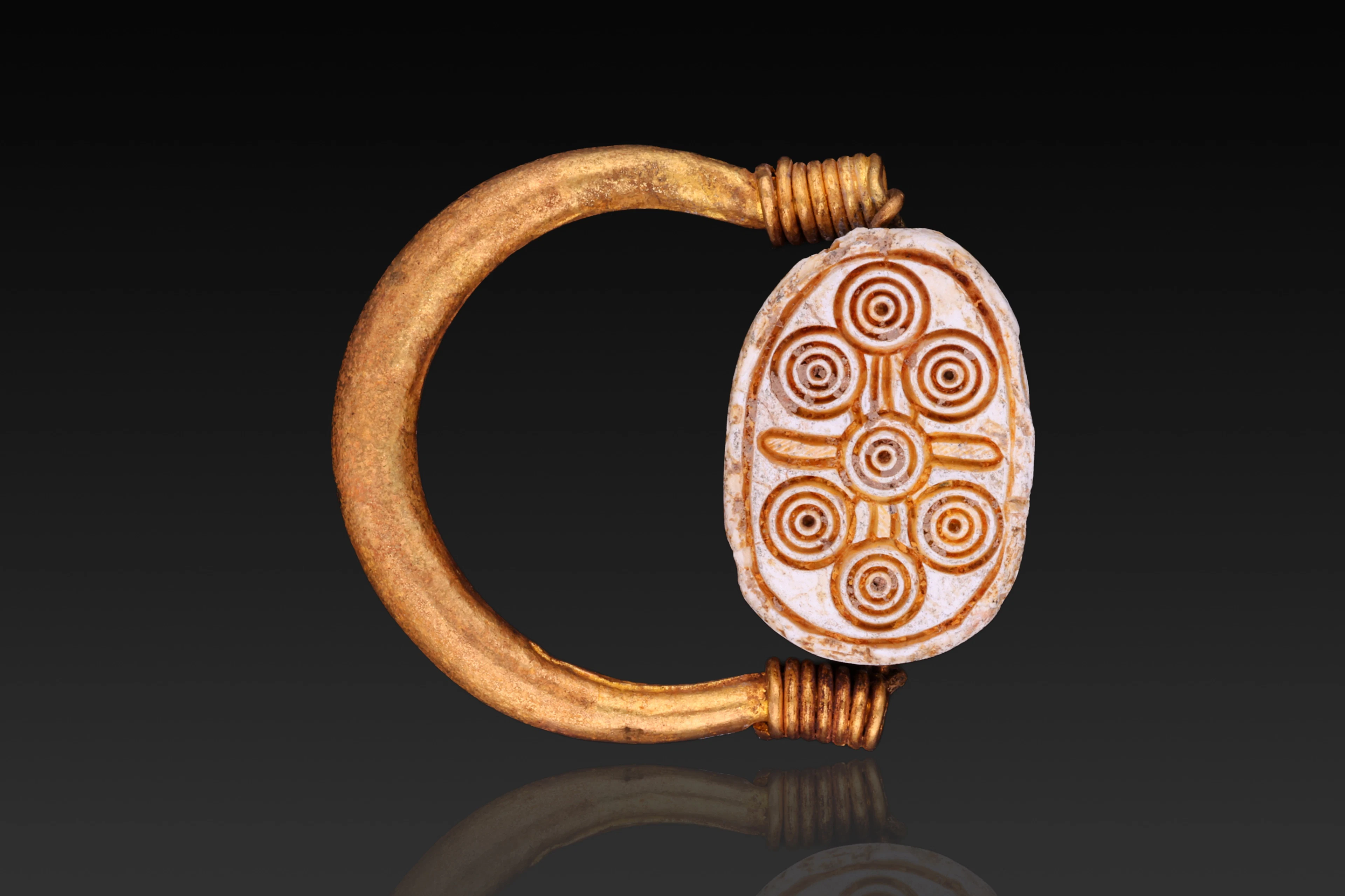 EGYPTIAN STEATITE SCARAB WITH CONCENTRIC CIRCLES IN GOLD RING
