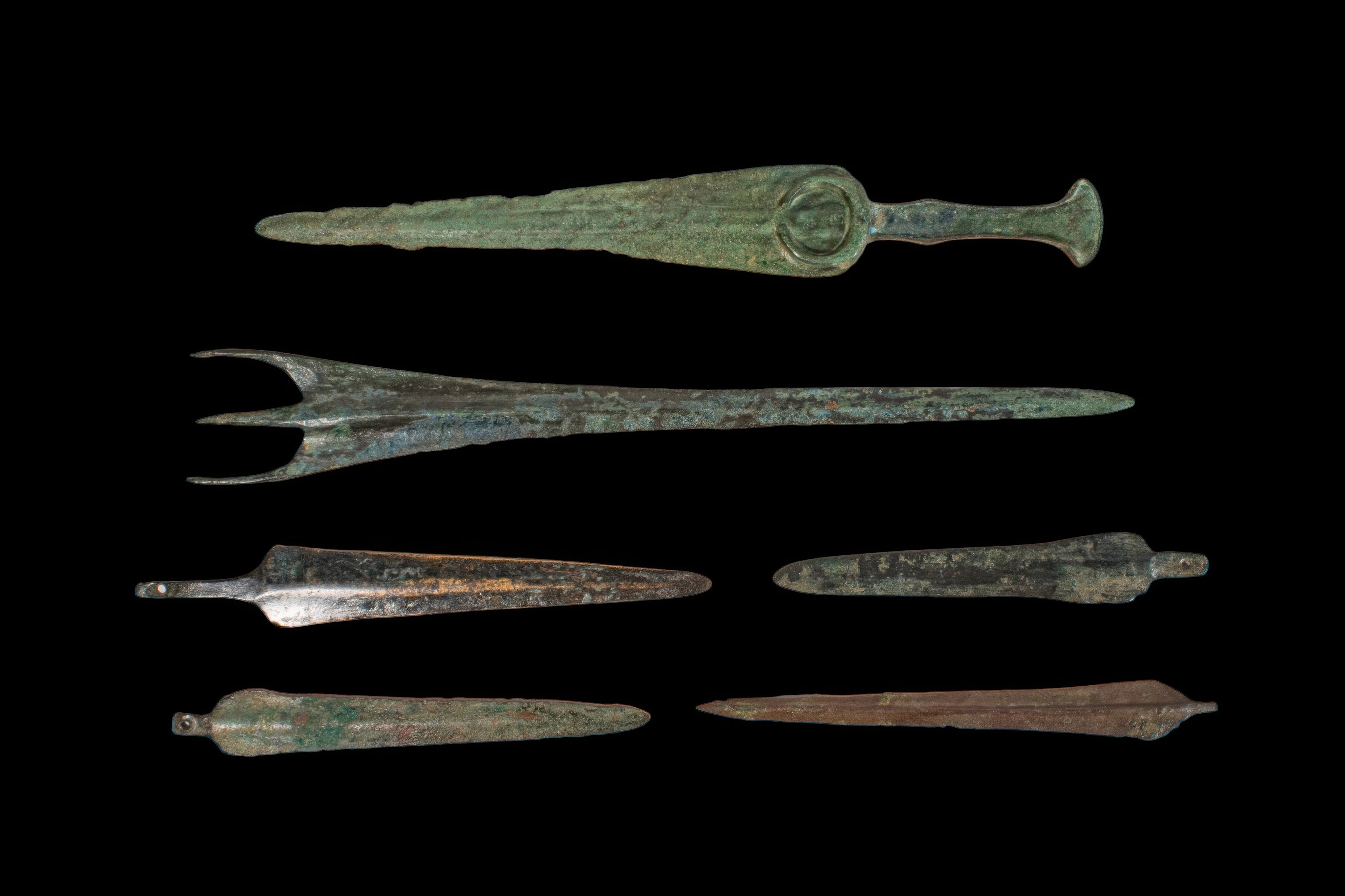 LARGE COLLECTION OF BRONZE AGE / EARLY GREEK PERIOD BRONZE DAGGERS