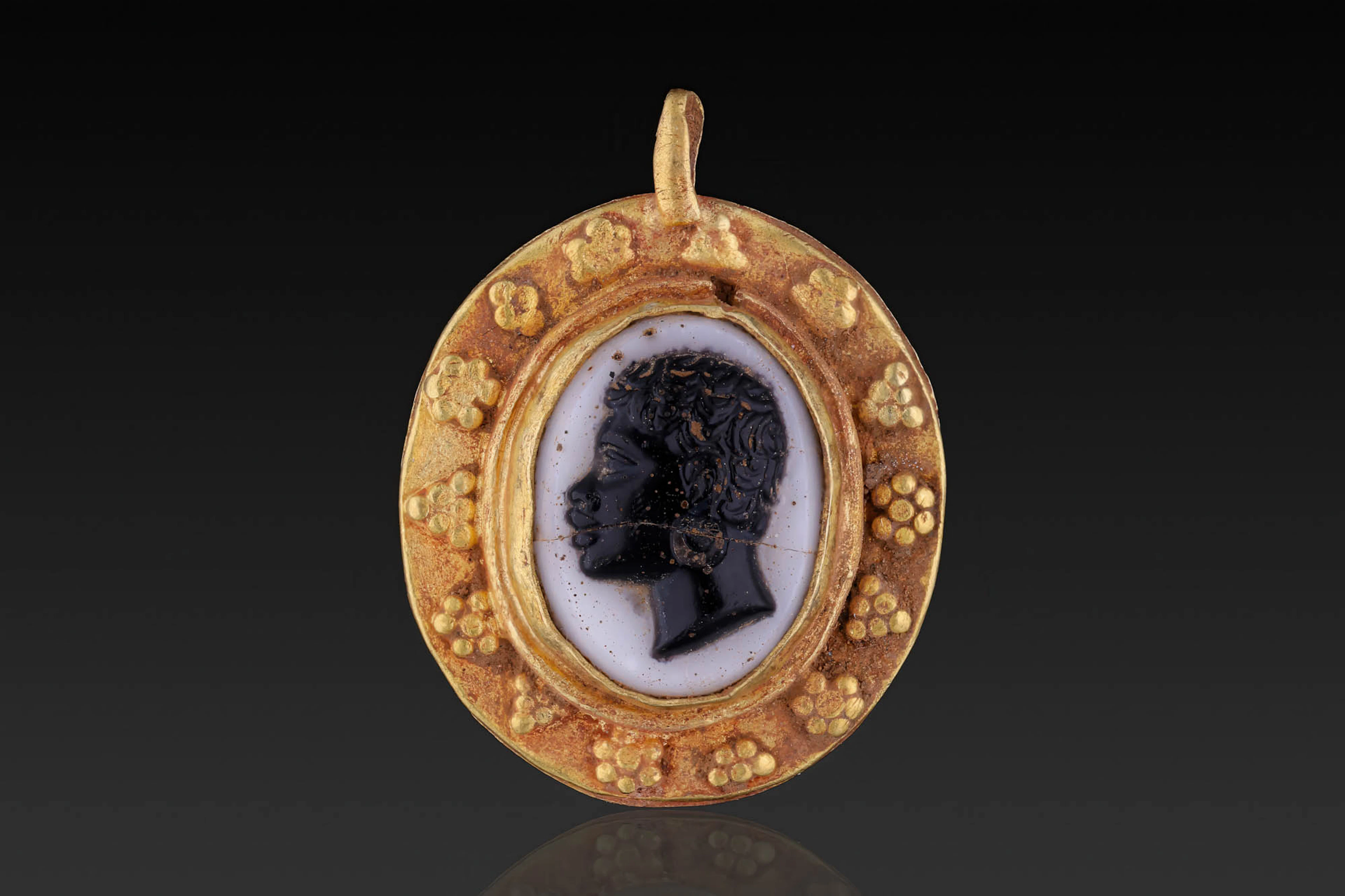 ROMAN GOLD PENDANT WITH CAMEO OF A BLACK AFRICAN