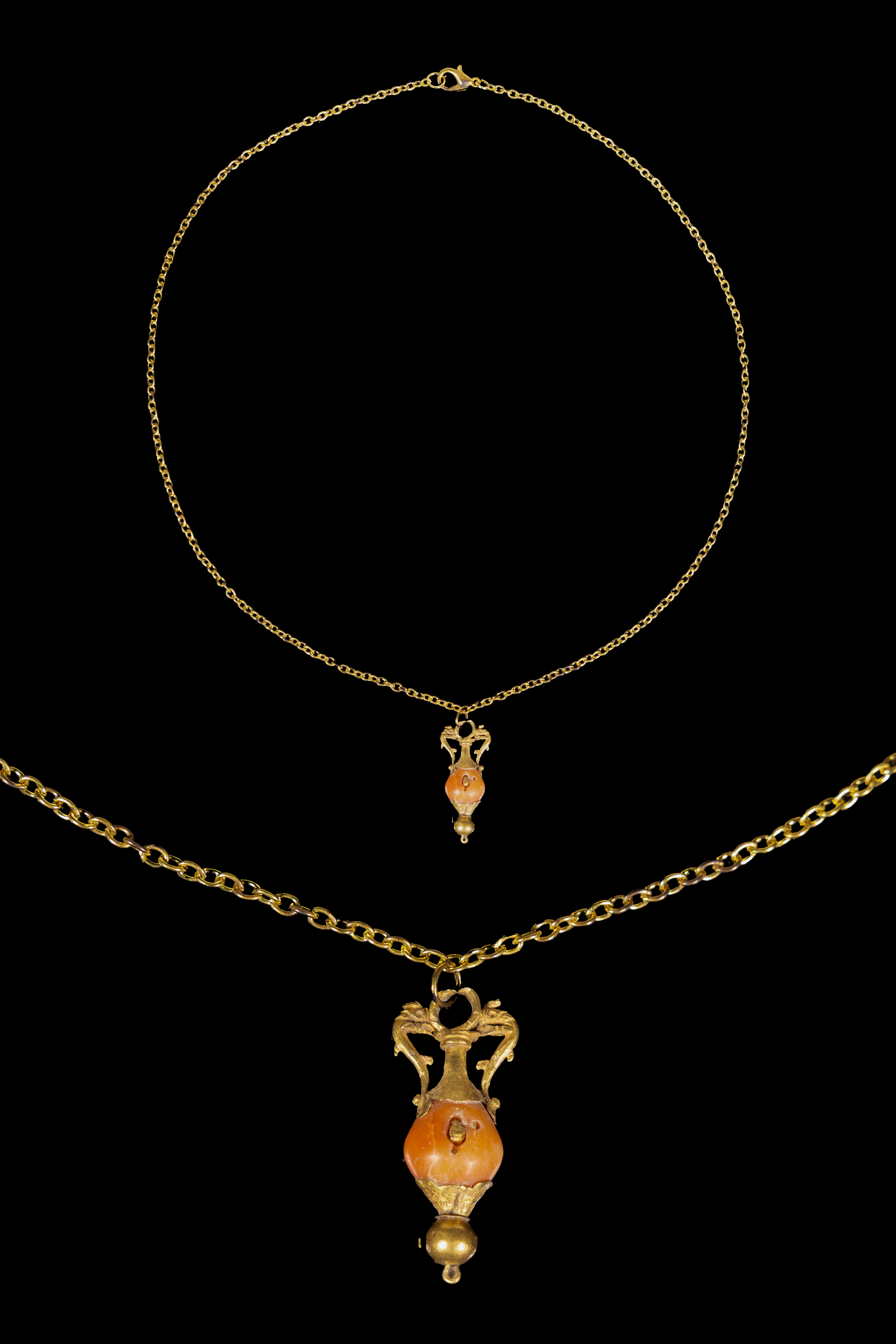 ROMAN GOLD NECKLACE WITH CARNELIAN AND GOLD AMPHORA-SHAPED PENDANT
