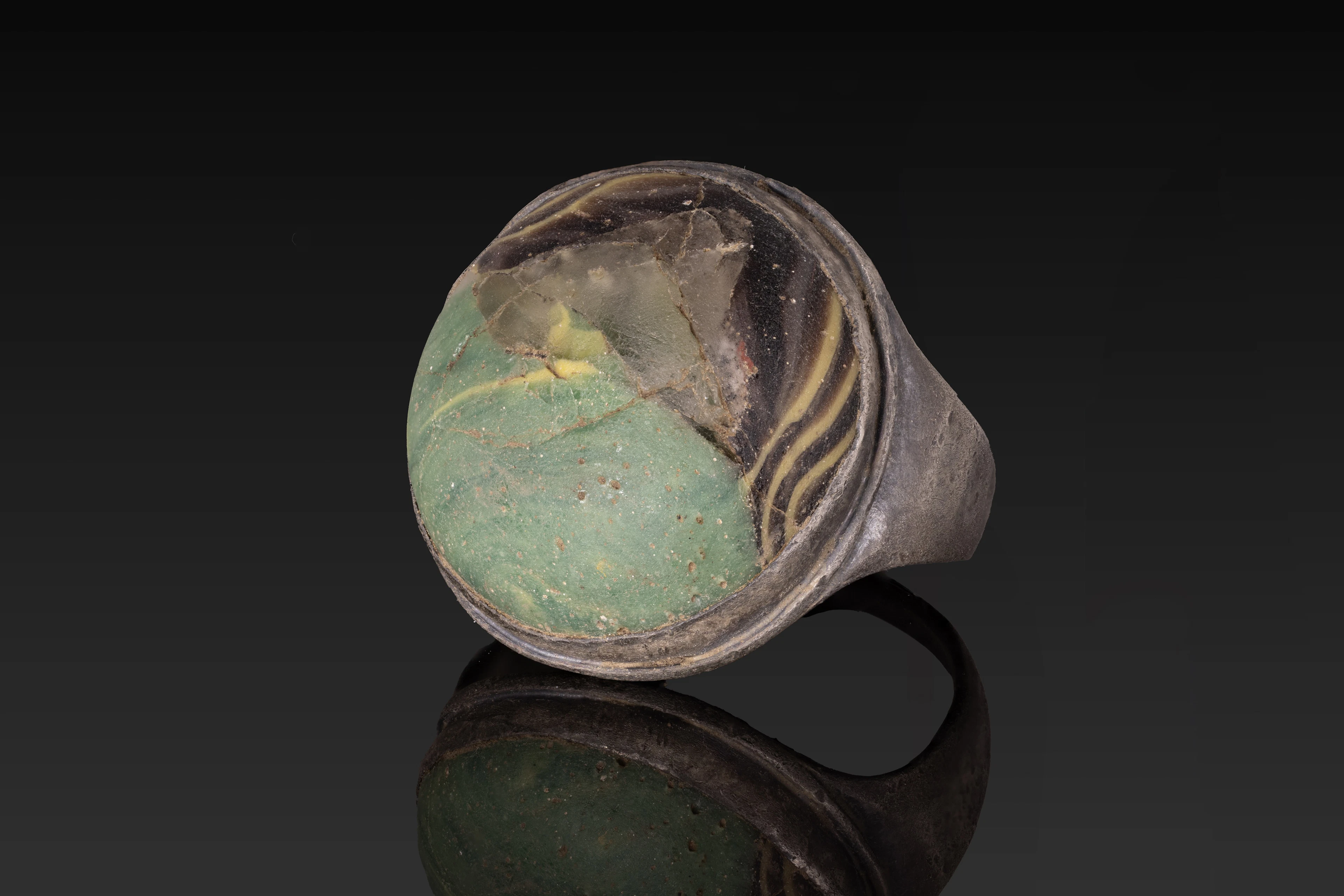 PHOENICIAN SILVER RING WITH POLYCHROME MARBLED GLASS CABOCHON