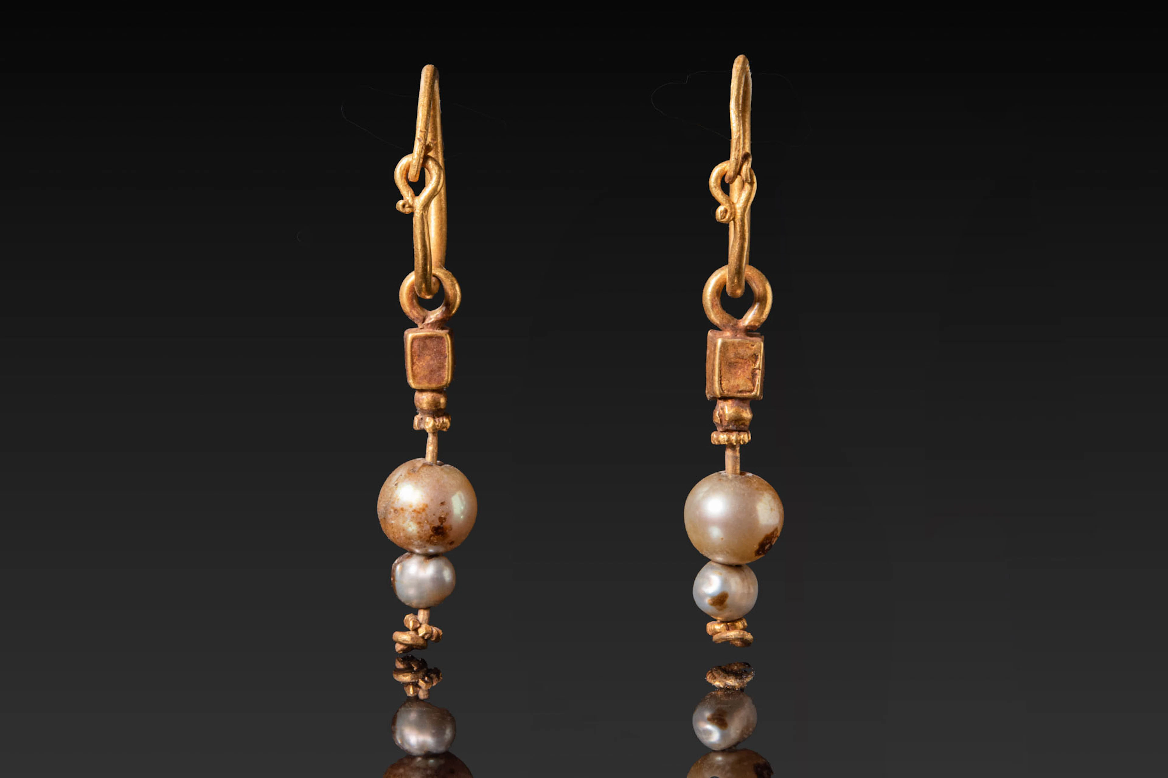 PAIR OF BYZANTINE GOLD AND PEARL EARRINGS