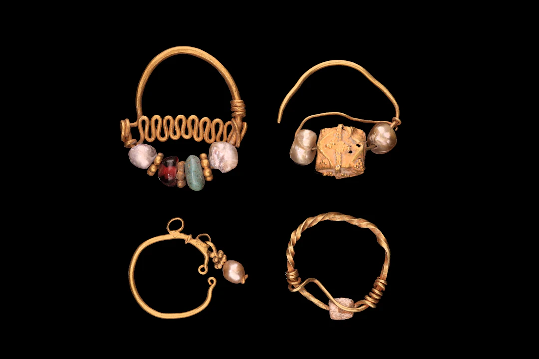 COLLECTION OF ROMAN GOLD AND PEARL EARRINGS