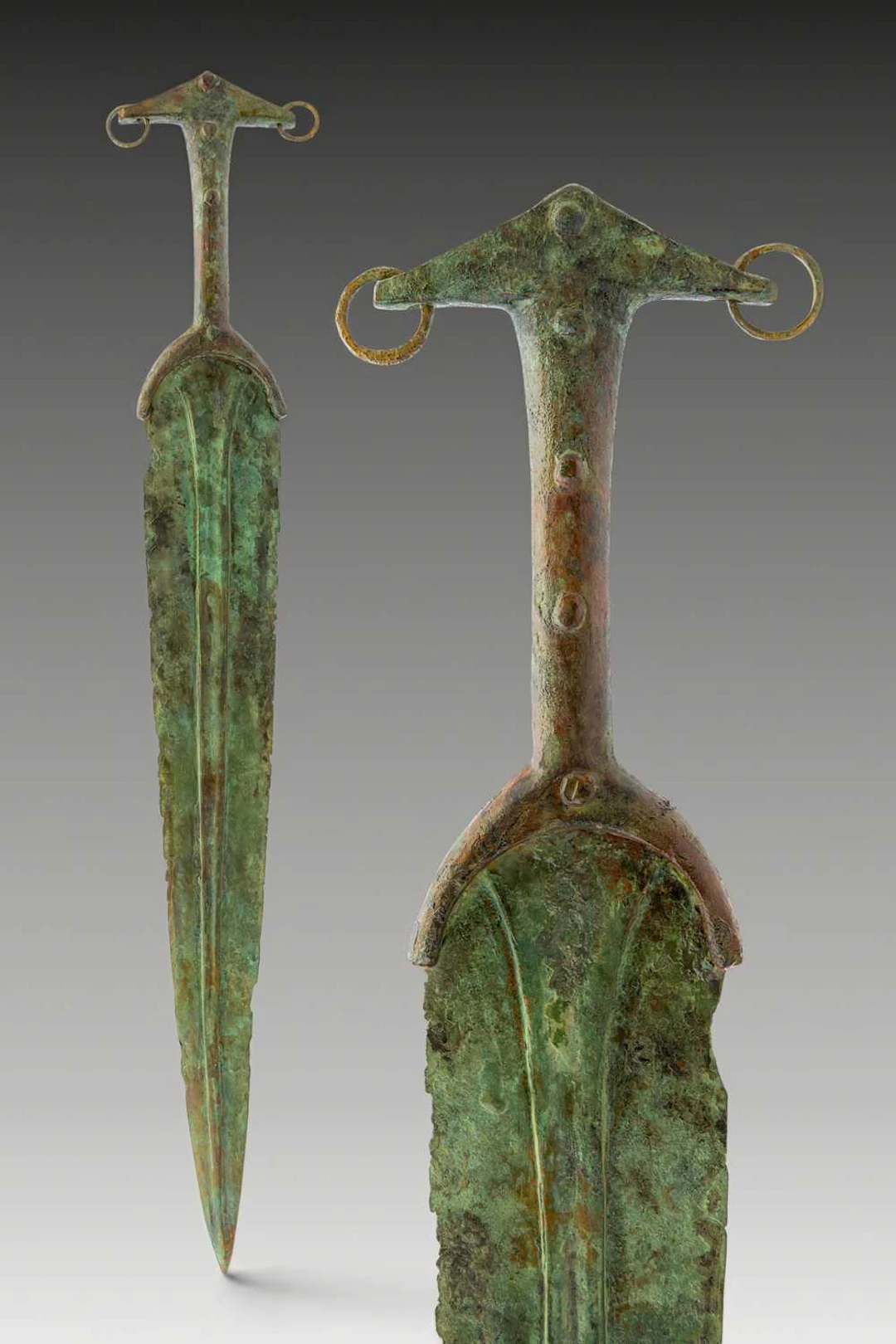 BRONZE AGE / EARLY GREEK PERIOD DAGGER WITH RINGS ON THE POMMEL