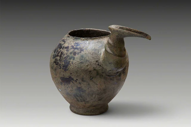 LARGE AMLASH BRONZE SPOUTED JAR