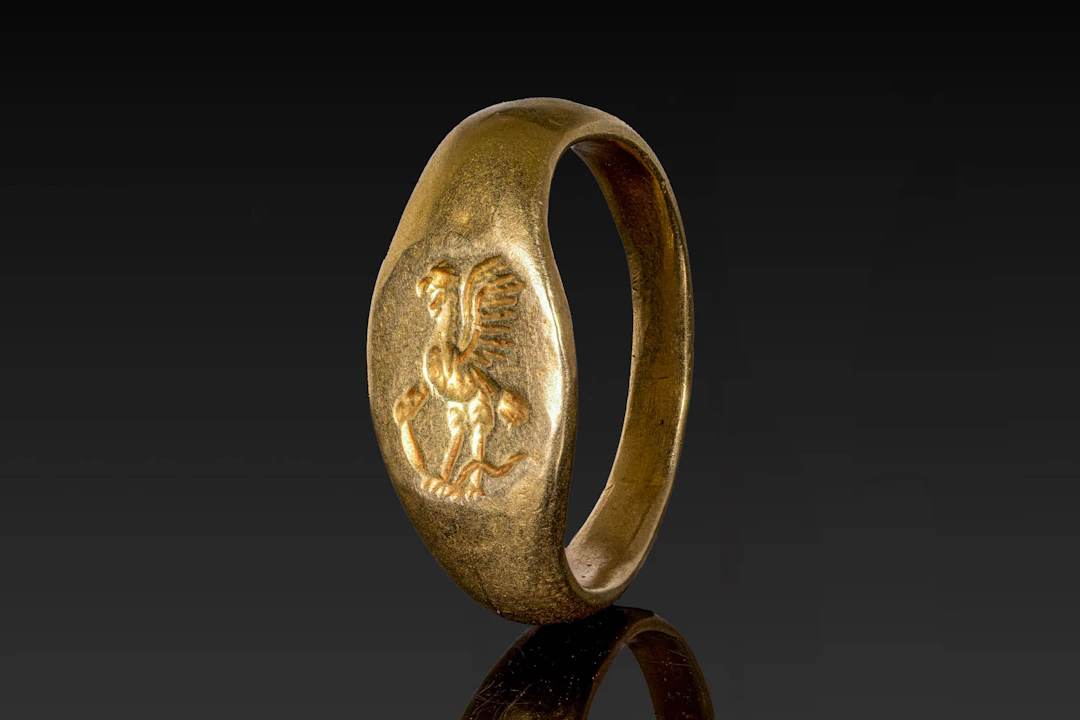 HELLENISTIC SOLID GOLD RING WITH EAGLE AND SERPENT