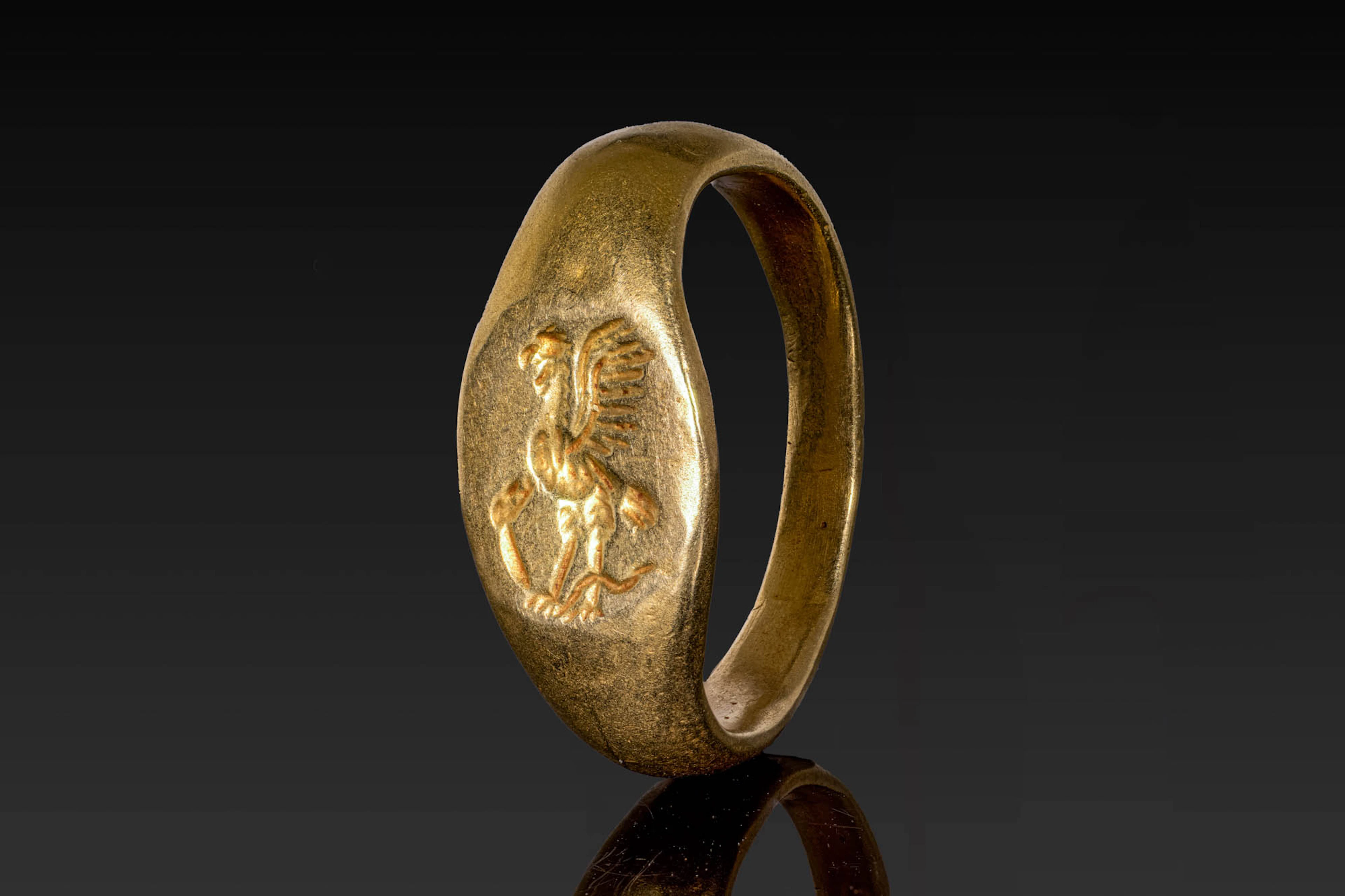 HELLENISTIC SOLID GOLD RING WITH EAGLE AND SERPENT