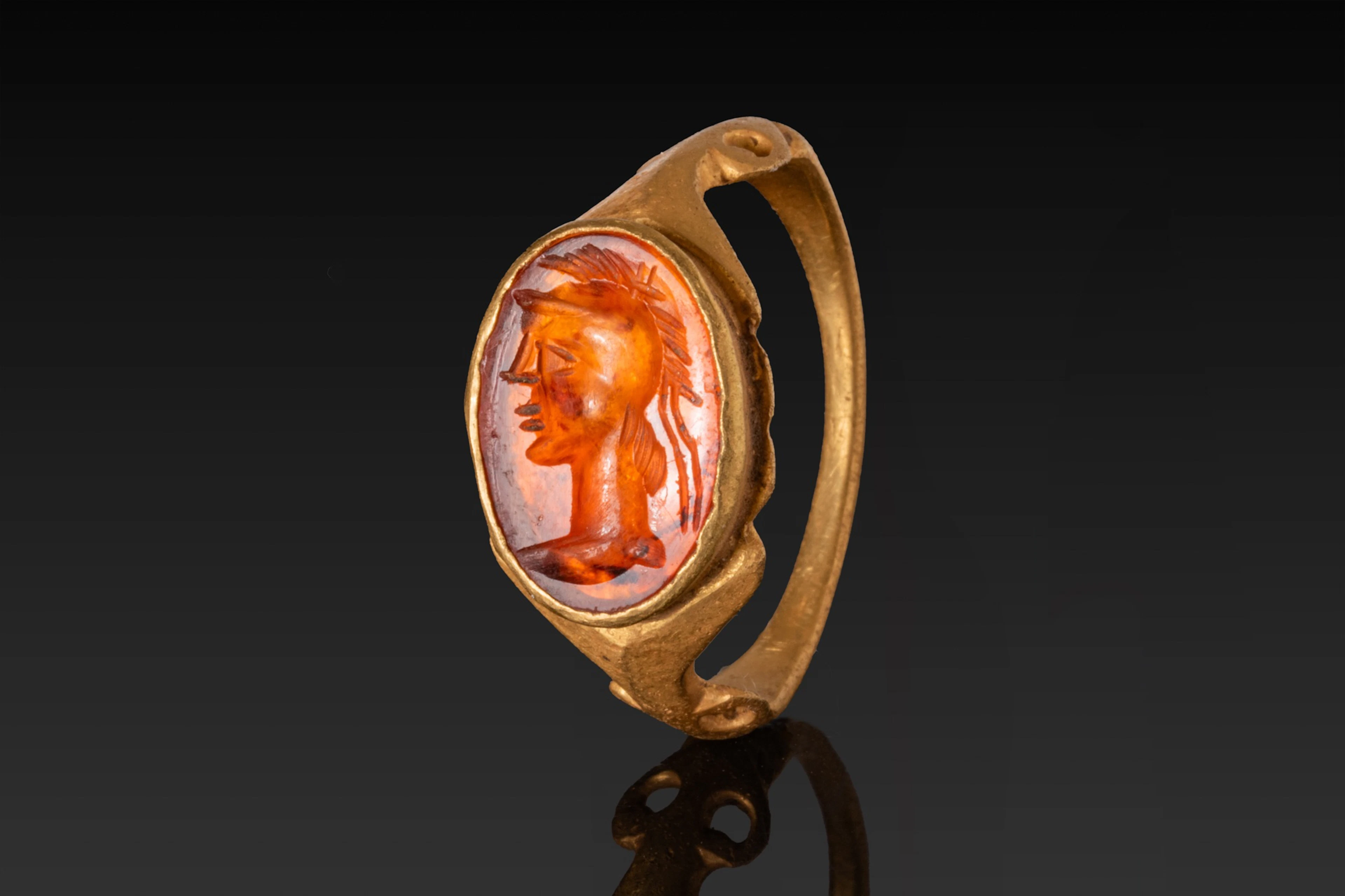 ROMAN HIGH KARAT GOLD RING WITH CARNELIAN INTAGLIO OF MINERVA