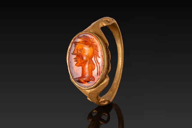 ROMAN HIGH KARAT GOLD RING WITH CARNELIAN INTAGLIO OF MINERVA