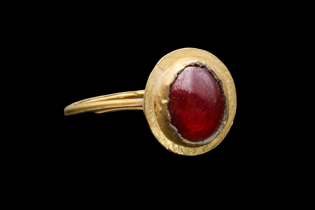 ROMAN RED GLASS CABOCHON IN GOLD RING