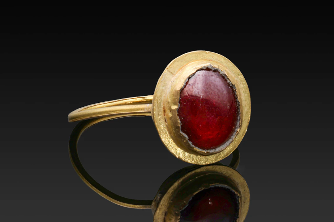 ROMAN RED GLASS CABOCHON IN GOLD RING