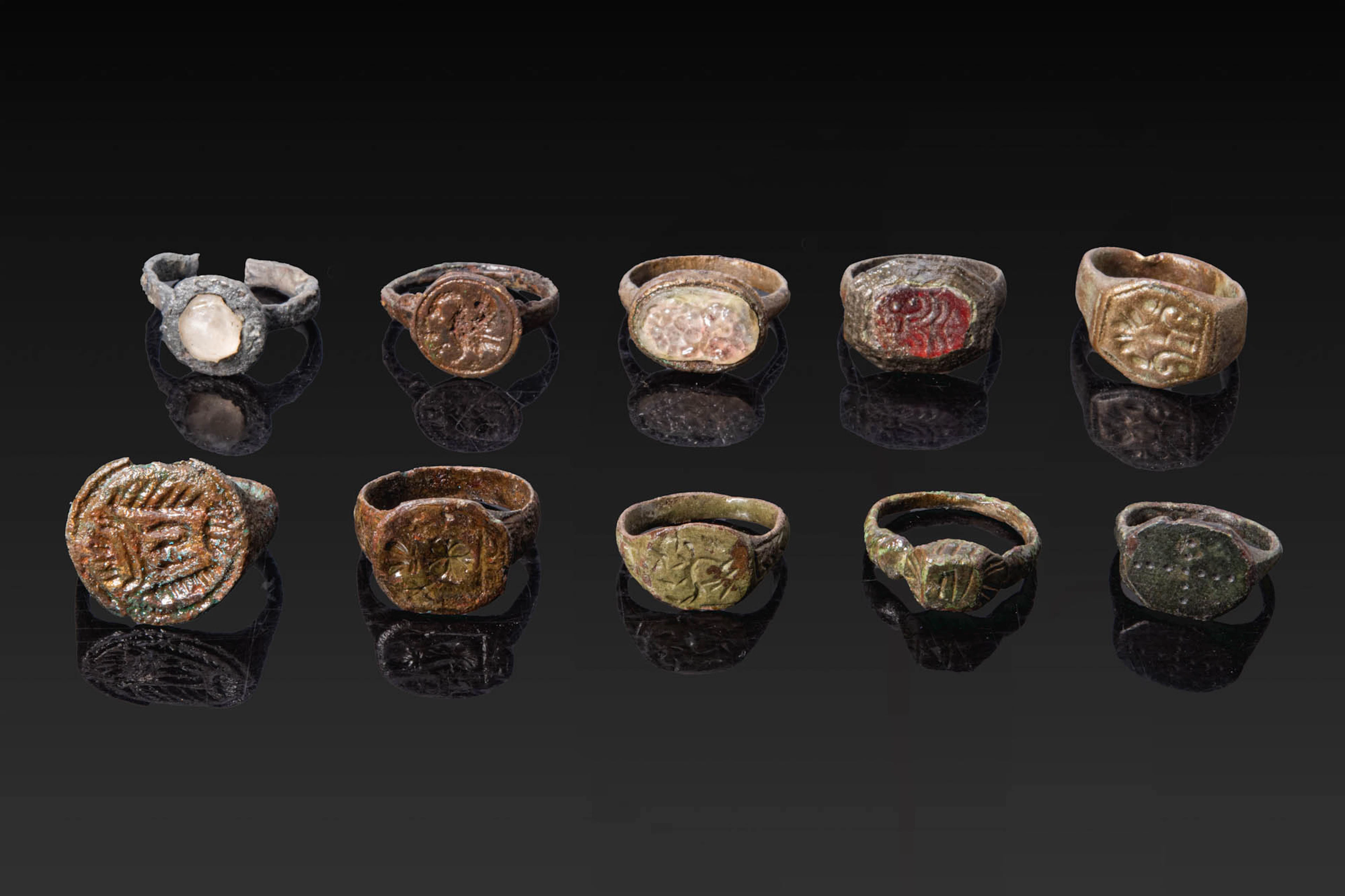 COLLECTION OF MEDIEVAL BRONZE RINGS WITH HERALDIC SYMBOLS, GEOMETRIC