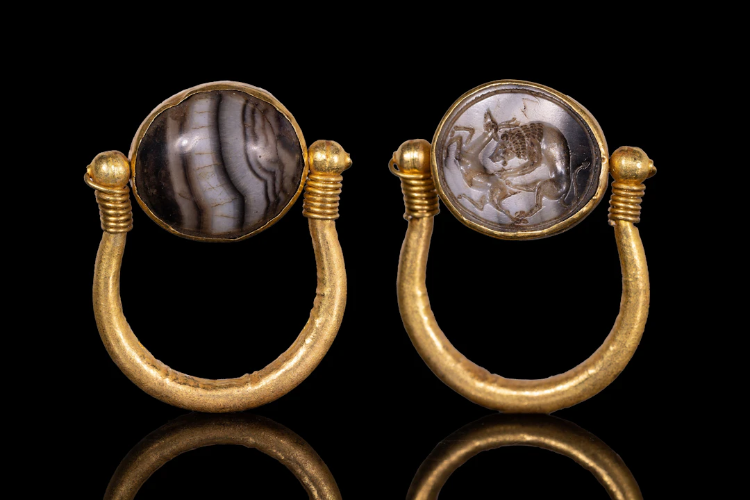 GREEK GOLD SWIVEL RING WITH AGATE SCARAB ENGRAVED WITH A LION HUNTING A DEER