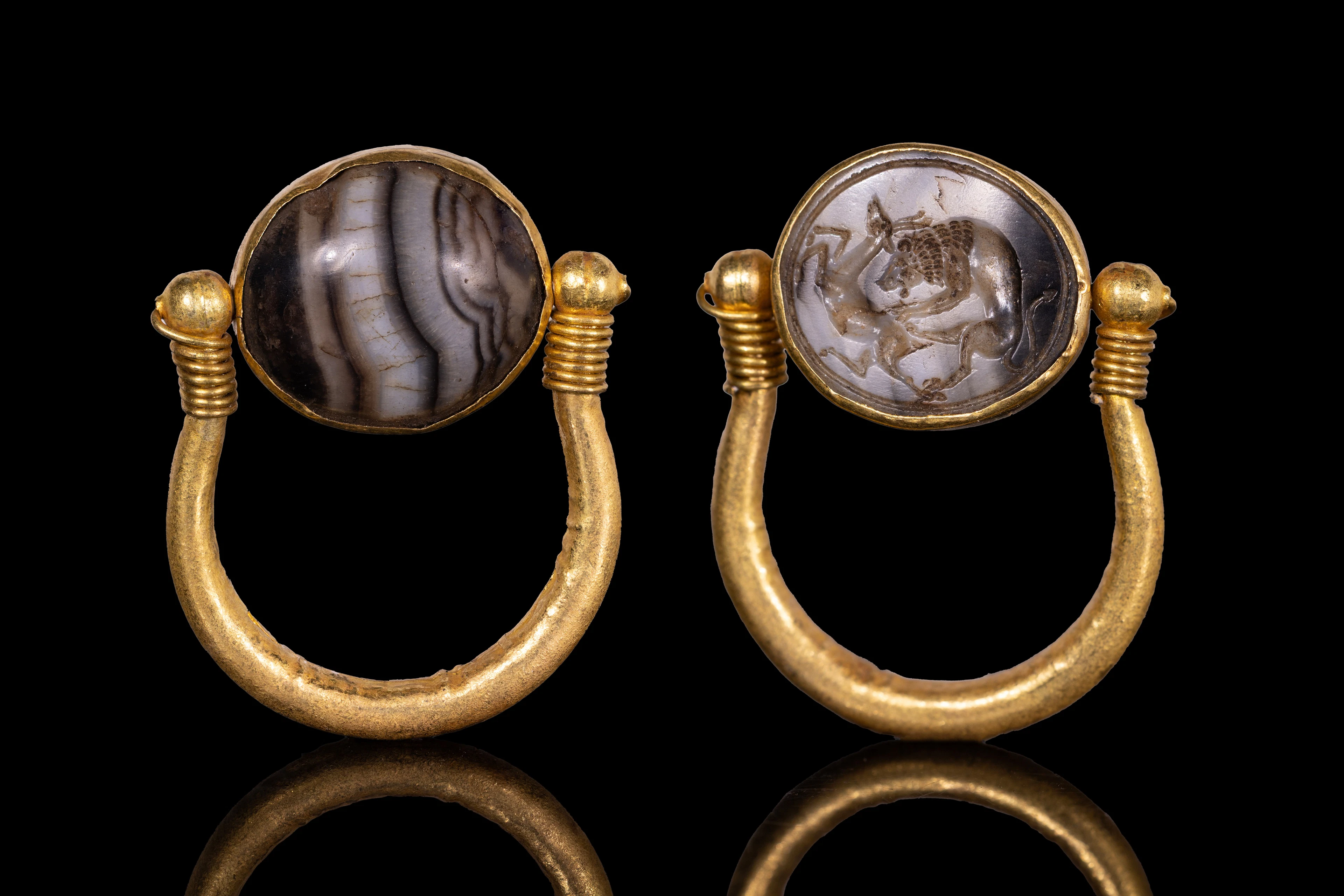 GREEK GOLD SWIVEL RING WITH AGATE SCARAB ENGRAVED WITH A LION HUNTING A DEER