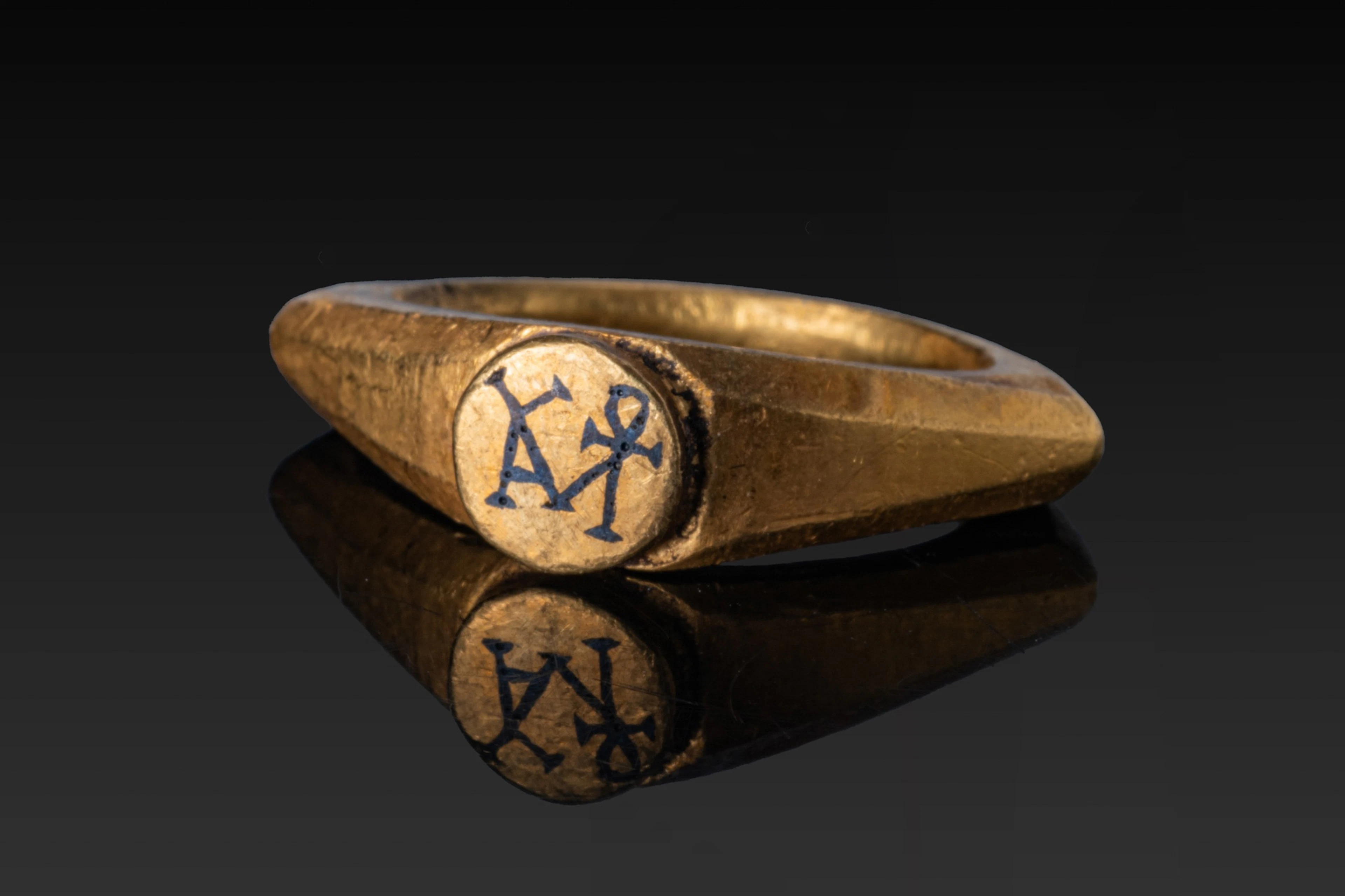 BYZANTINE HIGH KARAT GOLD RING WITH NIELLO MONOGRAM
