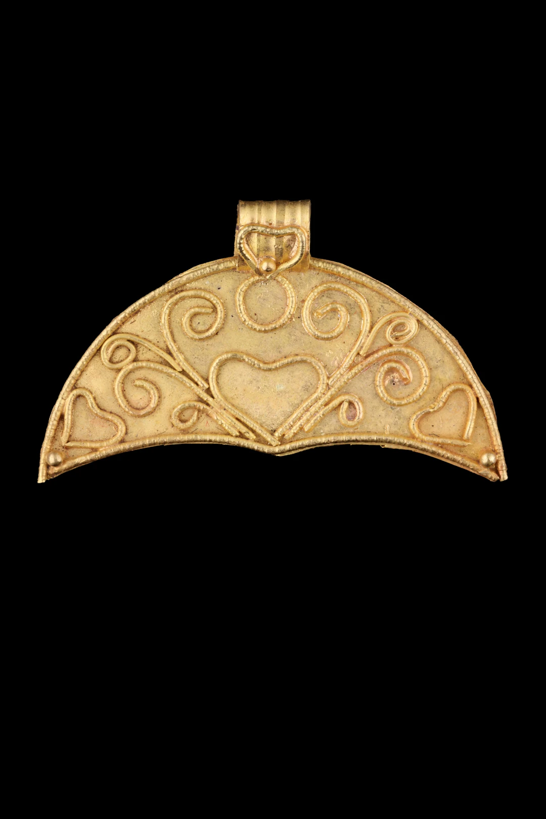 HELLENISTIC GOLD LUNULA PENDANT WITH FLORAL MOTIF