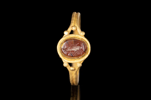 LATE ROMAN GOLD RING WITH GARNET INTAGLIO OF CLASPED HANDS