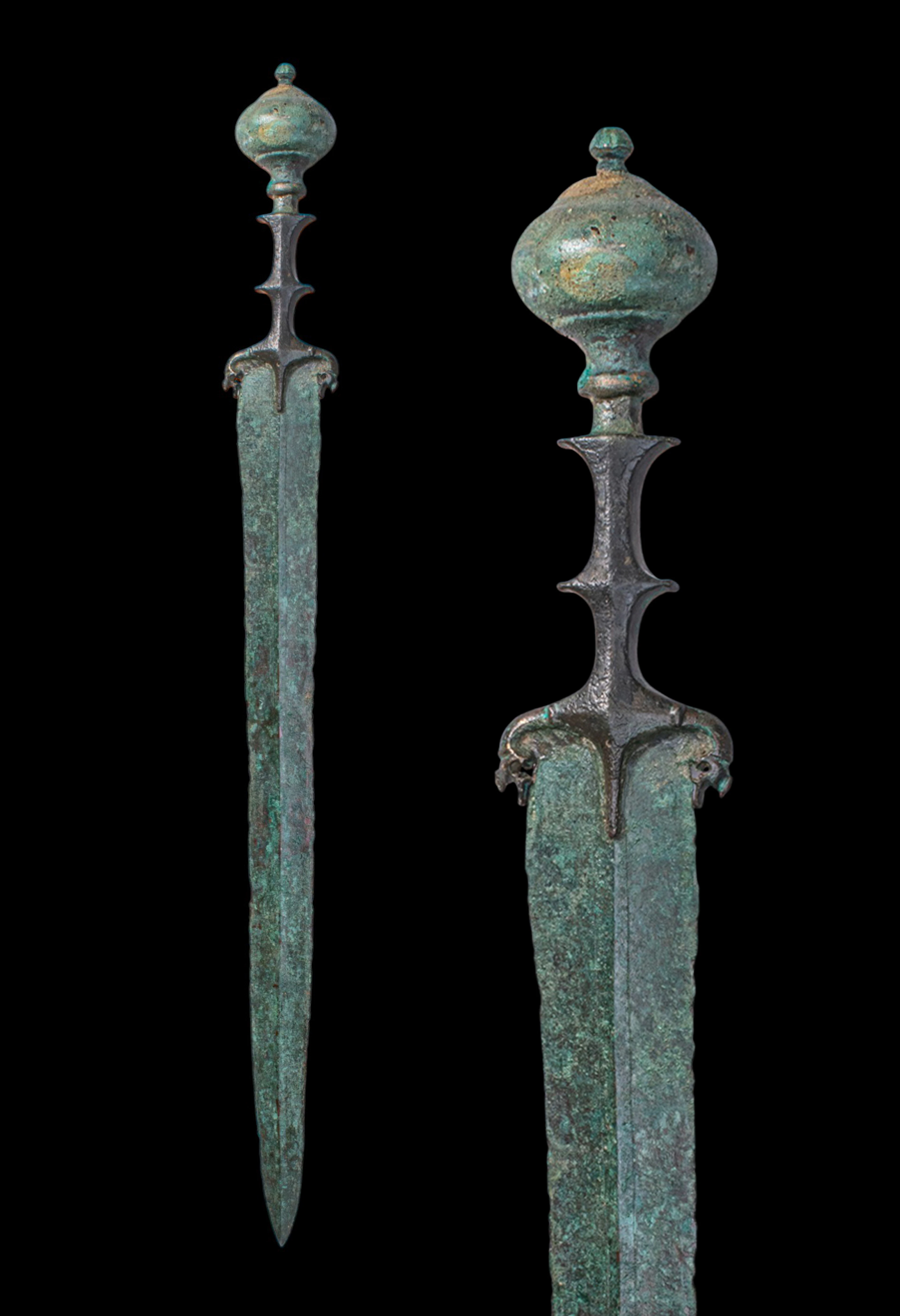 BRONZE AGE / EARLY GREEK PERIOD BRONZE SWORD