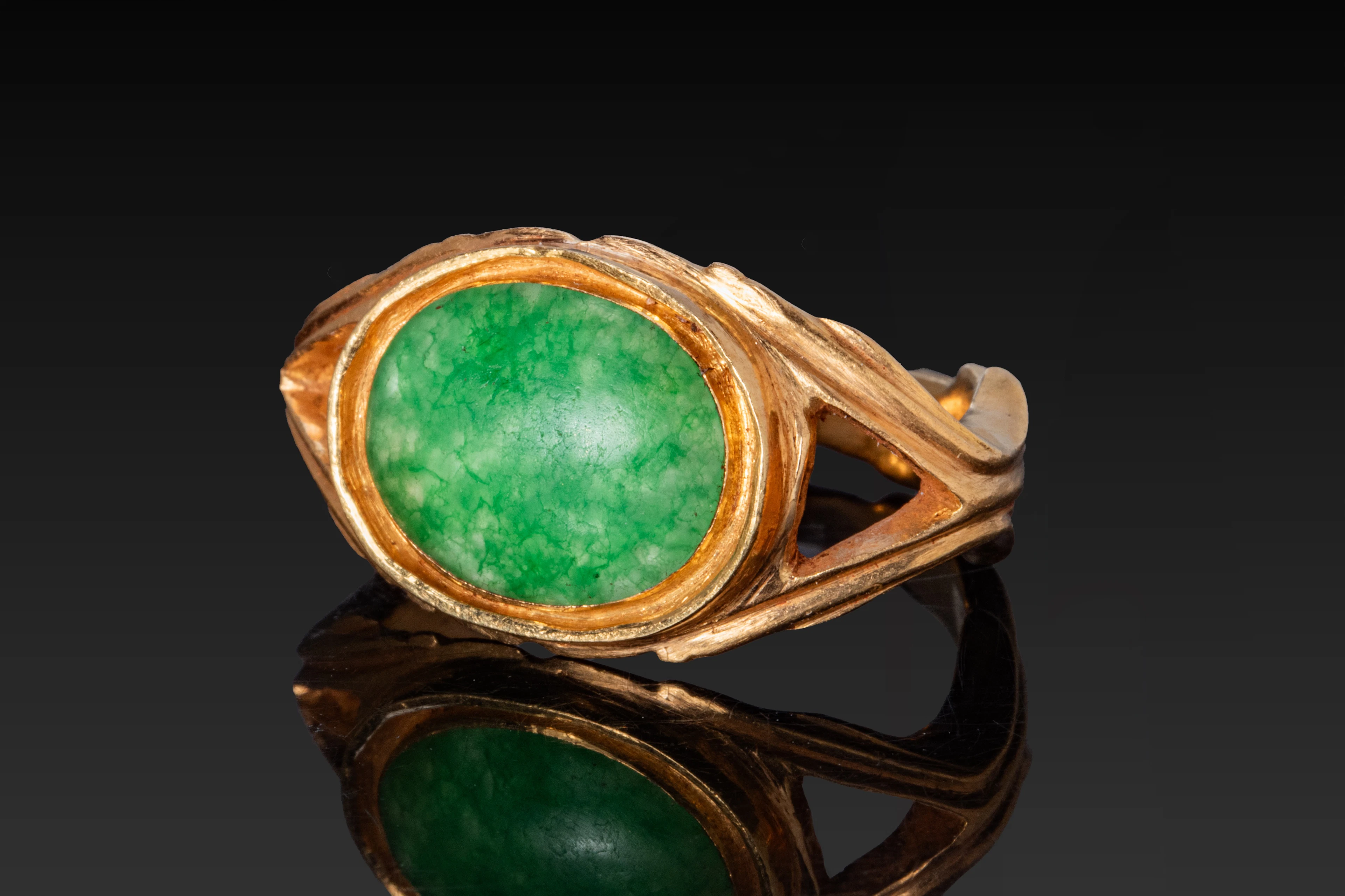 ROMAN GOLD OPENWORK RING WITH CENTRAL EMERALD