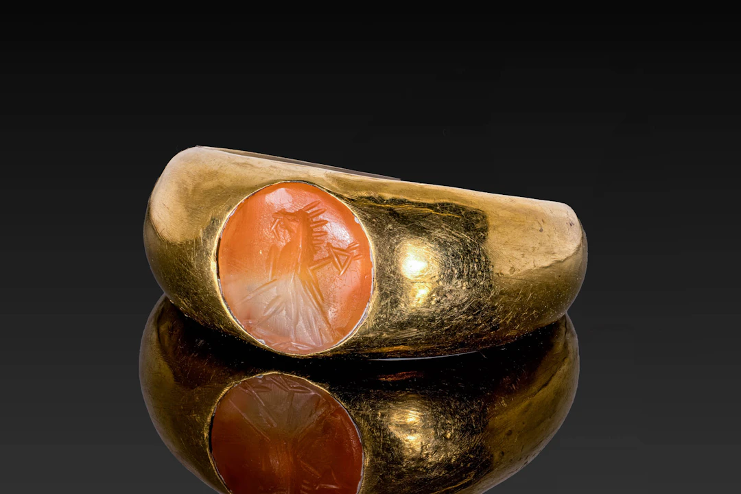 ROMAN CARNELIAN INTAGLIO OF AN EAGLE AND STANDARD IN GOLD RING