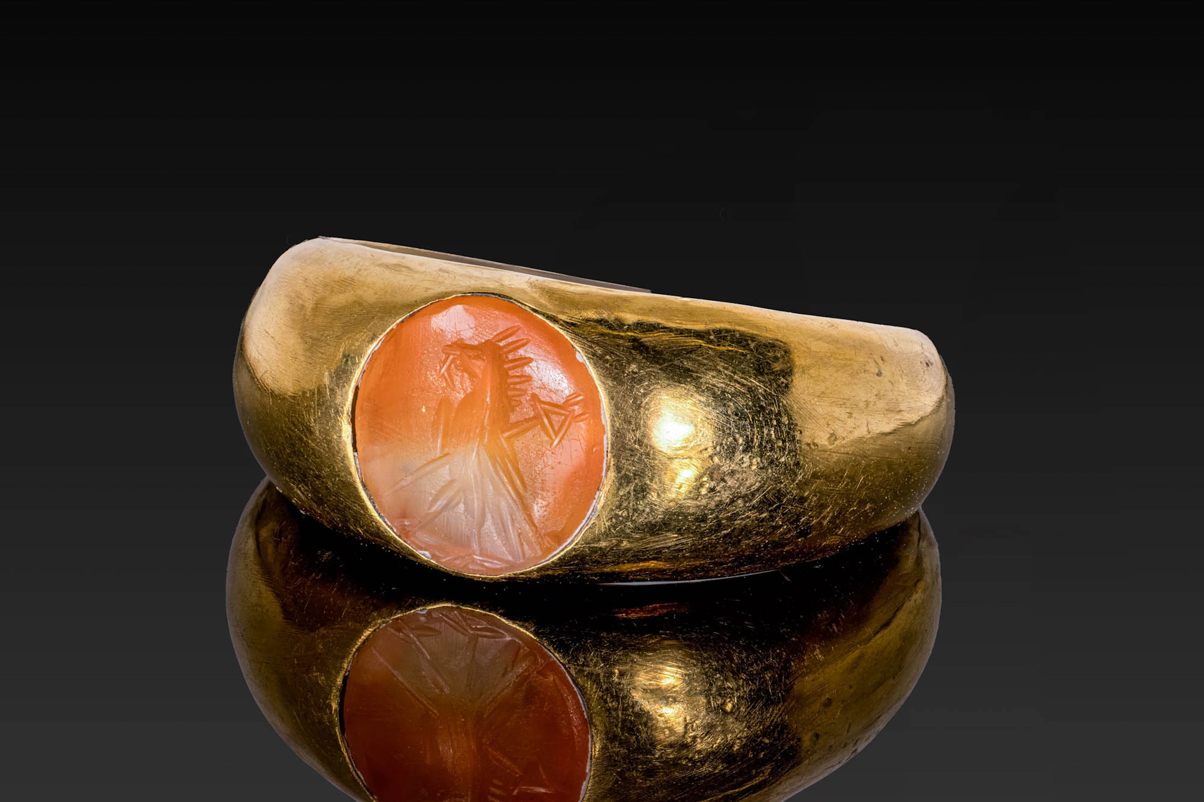 ROMAN CARNELIAN INTAGLIO OF AN EAGLE AND STANDARD IN GOLD RING