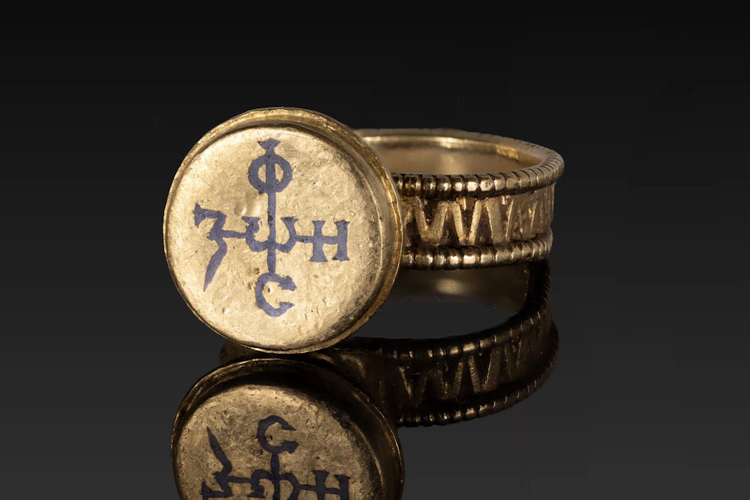 BYZANTINE GOLD AND NIELLO RING WITH MONOGRAM