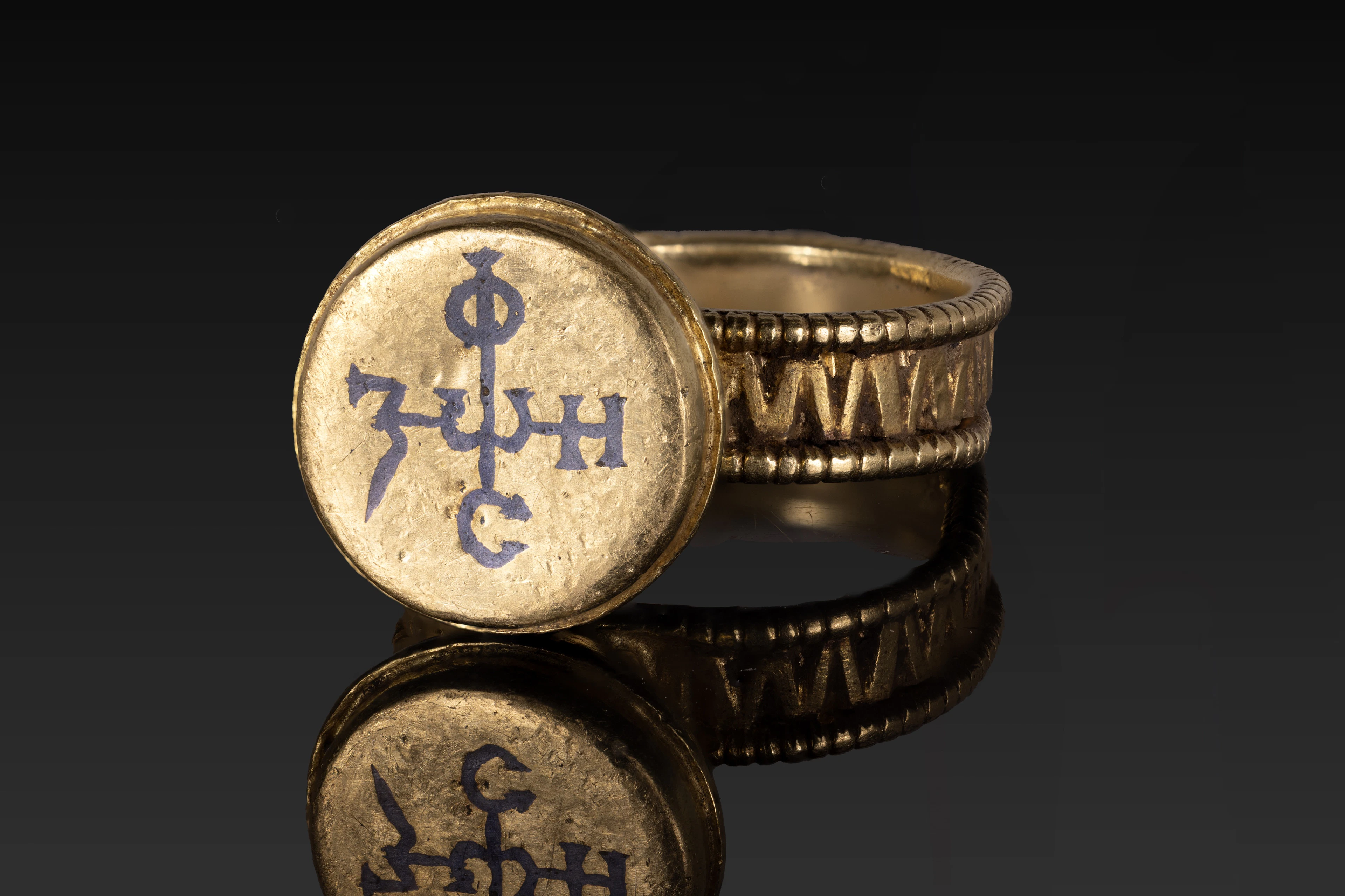 BYZANTINE GOLD AND NIELLO RING WITH MONOGRAM