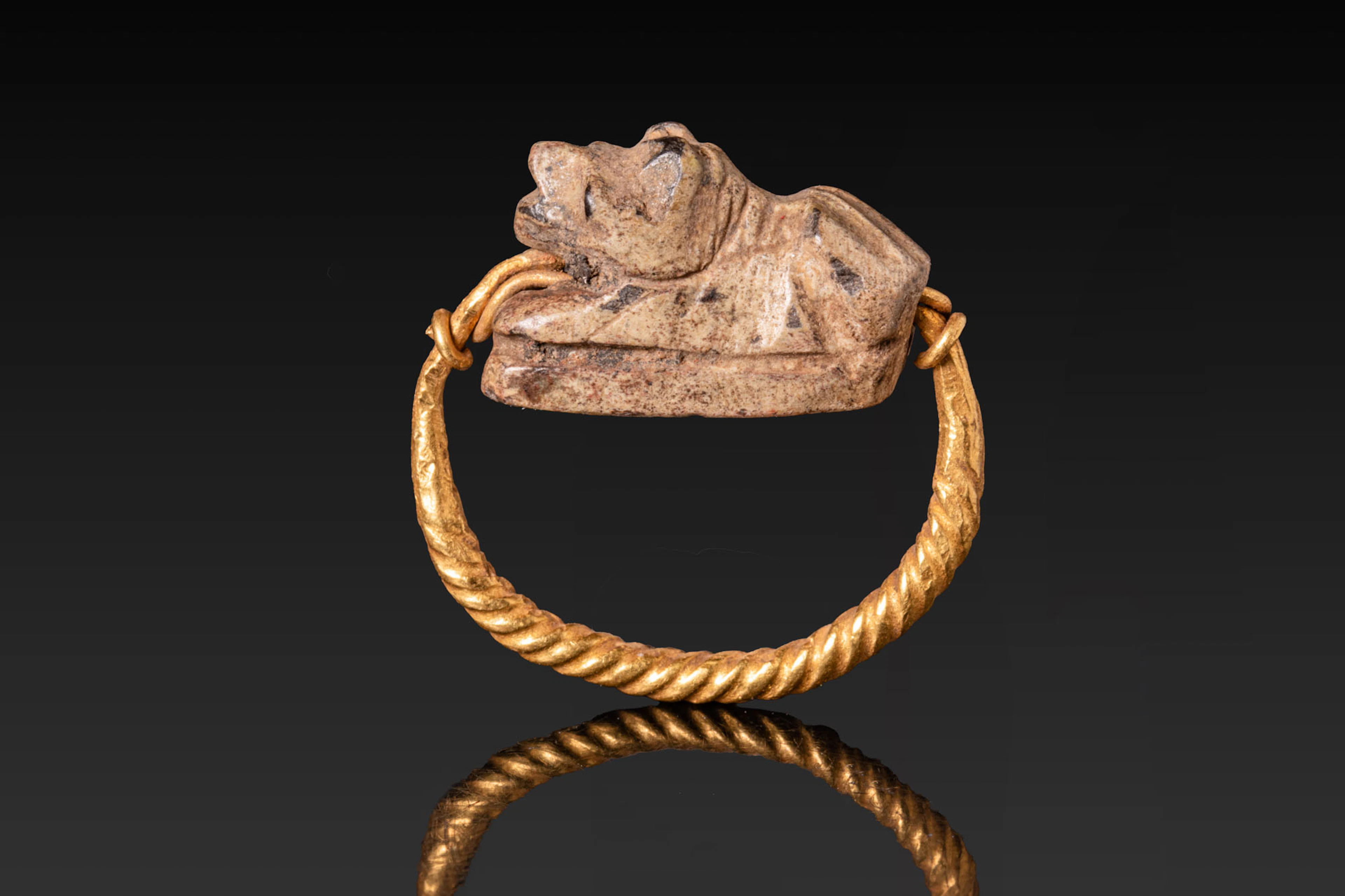 EGYPTIAN GOLD COILED RING WITH SCARABOID DEPICTING A STANDING MAN