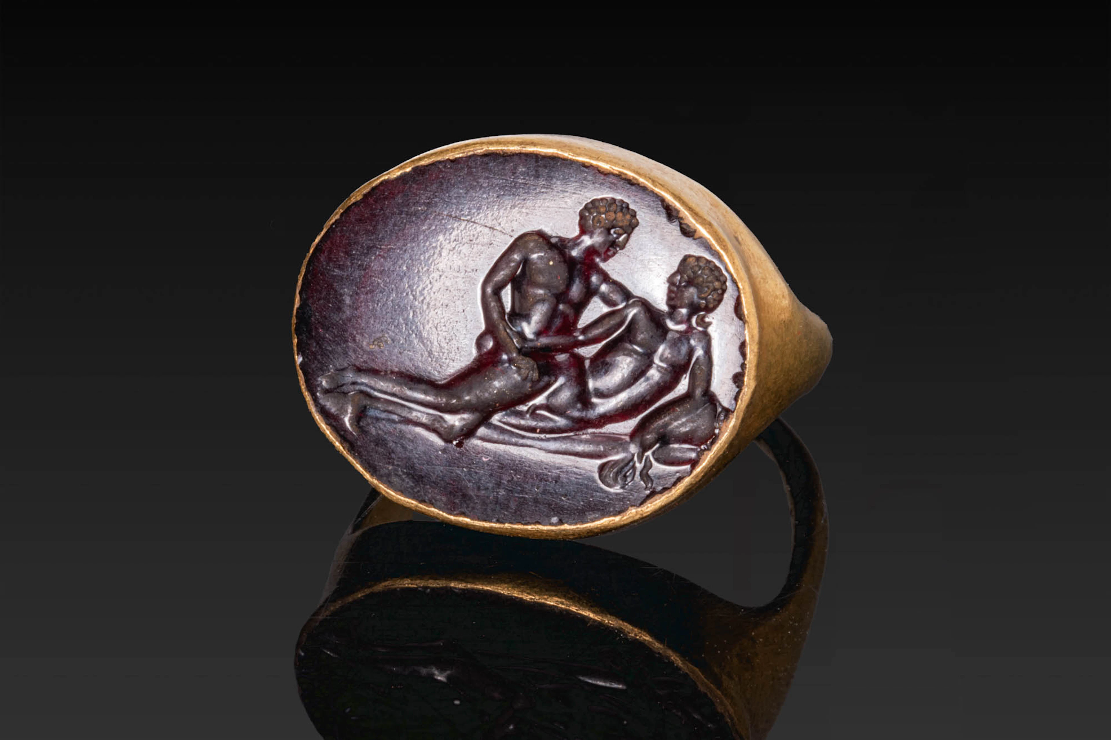 ROMAN GOLD RING WITH CARNELIAN INTAGLIO OF EROTIC SCENE