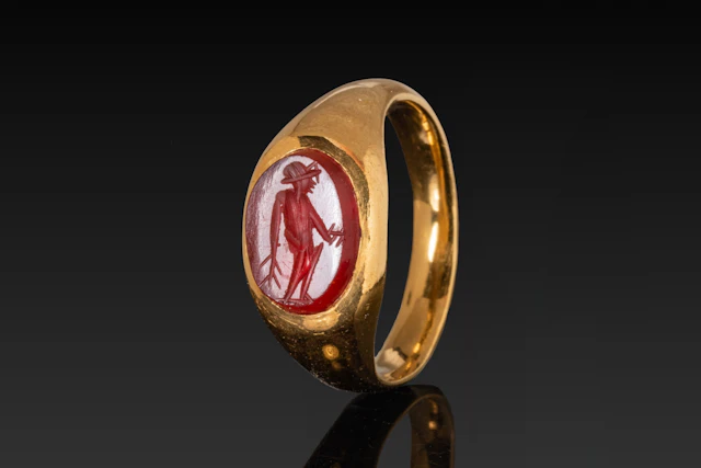 ROMAN CARNELIAN INTAGLIO DEPICTING EPHEBE OR MERCURY IN GOLD RING