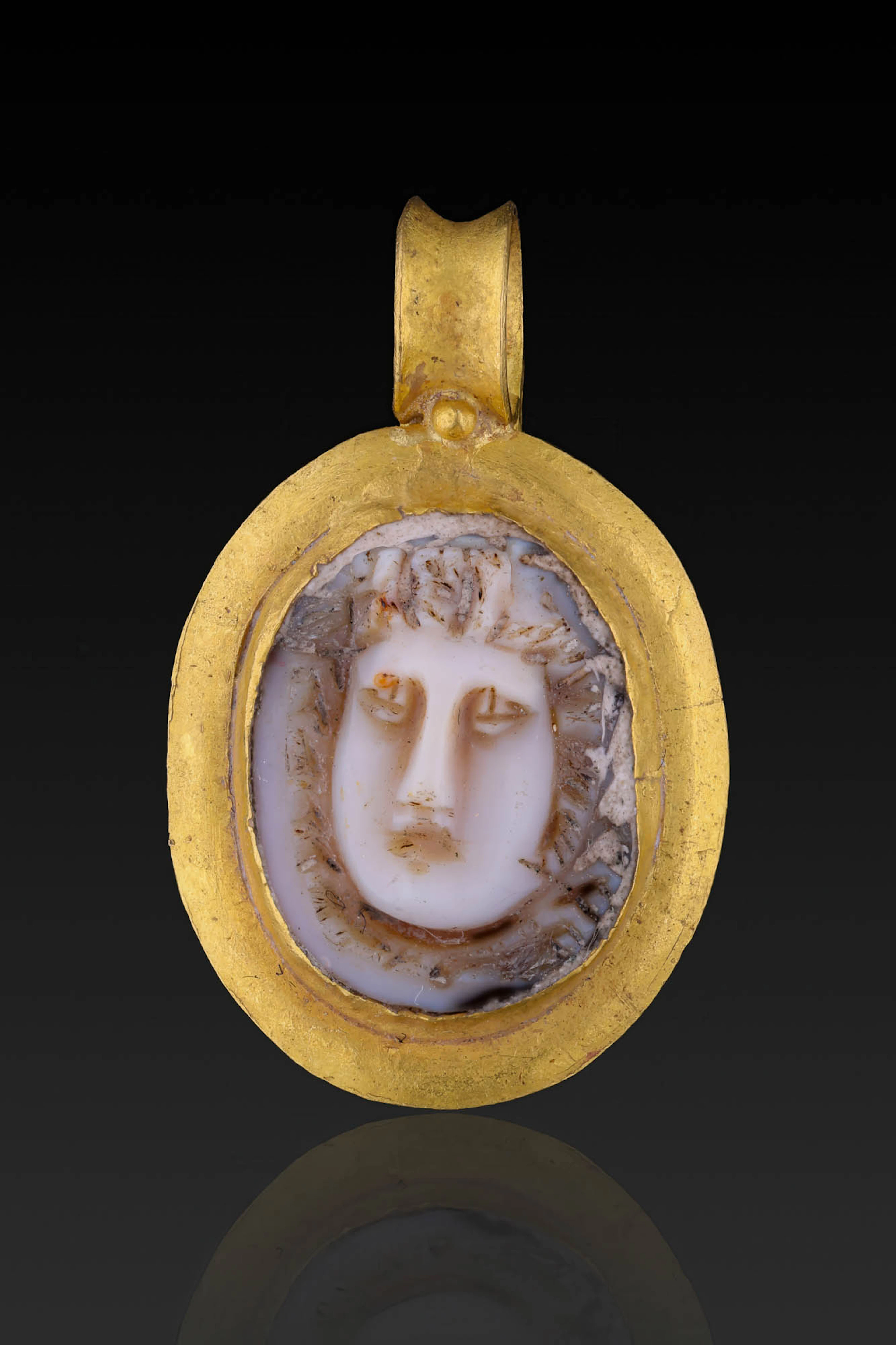 ROMAN AGATE MEDUSA CAMEO IN GOLD PENDANT