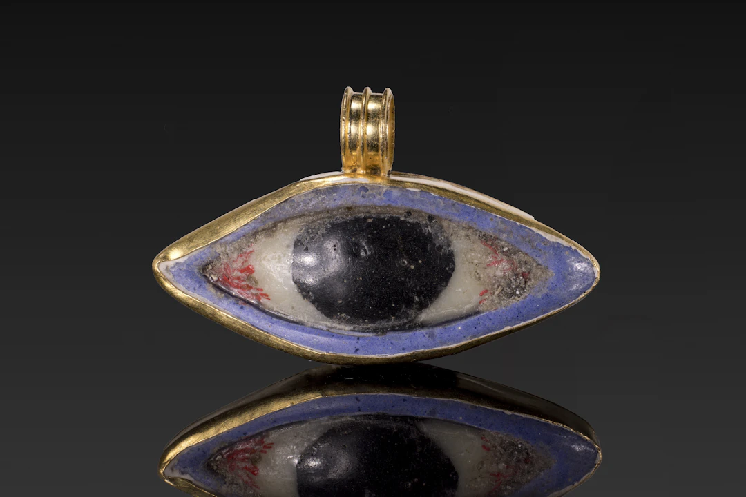 EGYPTIAN LAPIS LAZULI AND STONE EYE AMULET IN GOLD PENDANT