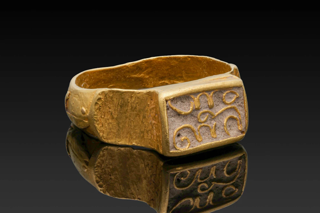 UMAYYAD GOLD HEAVY RING WITH INSCRIPTION