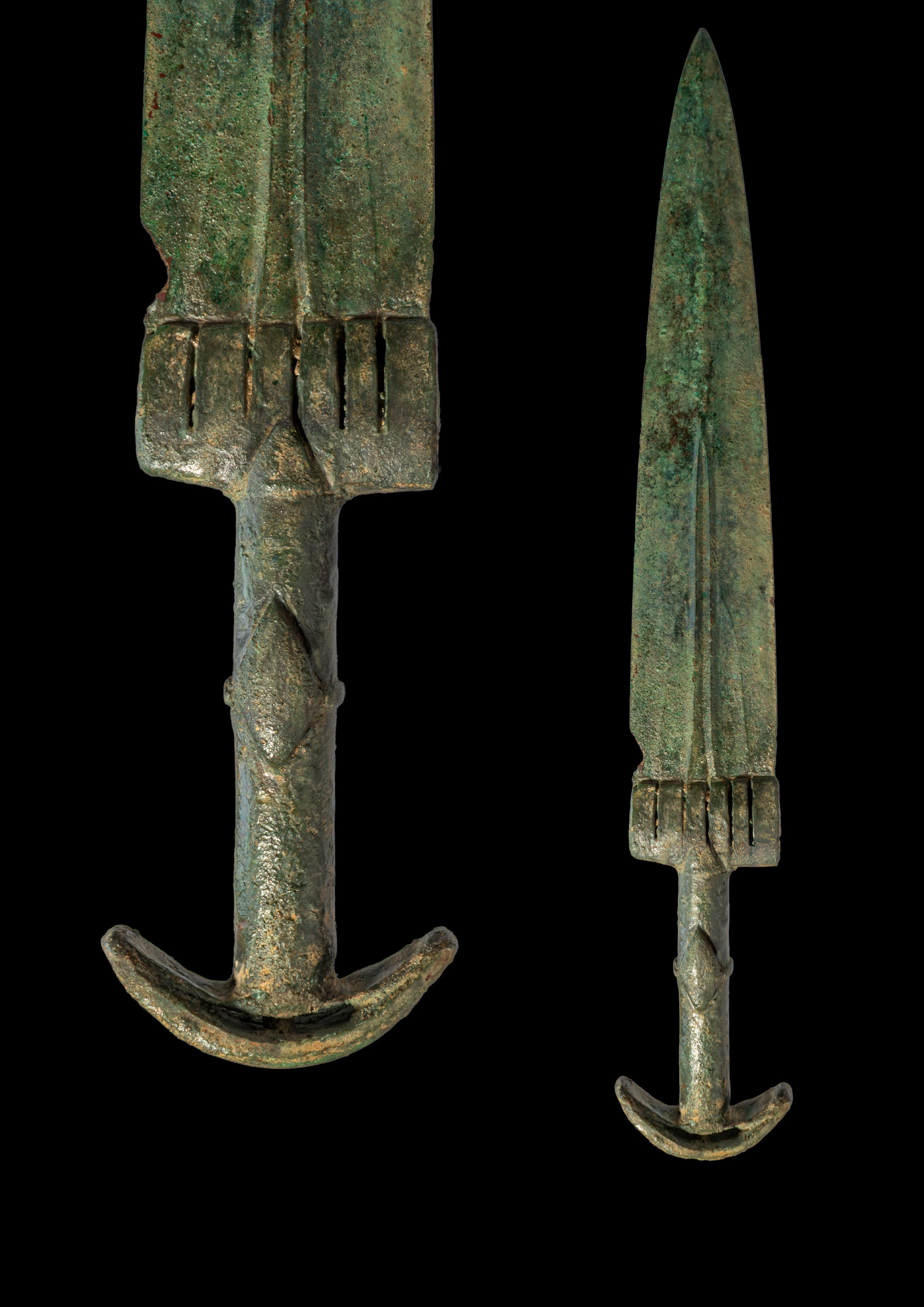 HITTITE BRONZE SWORD WITH CRESCENTIC POMMEL