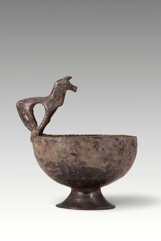 EARLY GREEK GEOMETRIC BRONZE CUP WITH QUADRUPED HANDLE