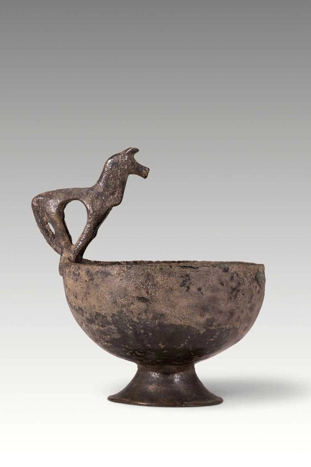 EARLY GREEK GEOMETRIC BRONZE CUP WITH QUADRUPED HANDLE
