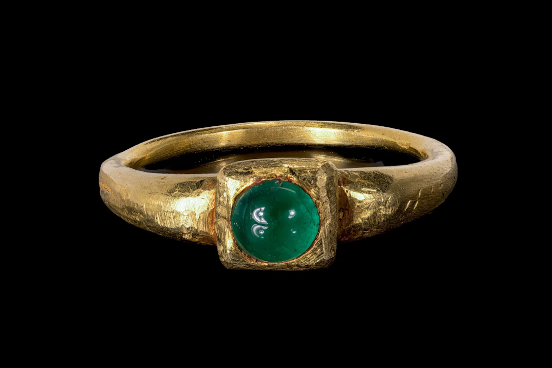 ROMAN GOLD RING WITH EMERALD CABOCHON