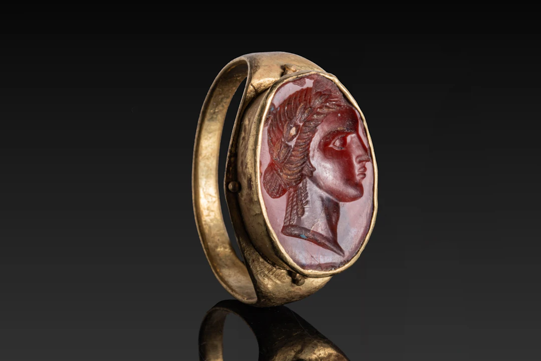 HELLENISTIC CARNELIAN INTAGLIO OF QUEEN IN HIGH KARAT GOLD RING