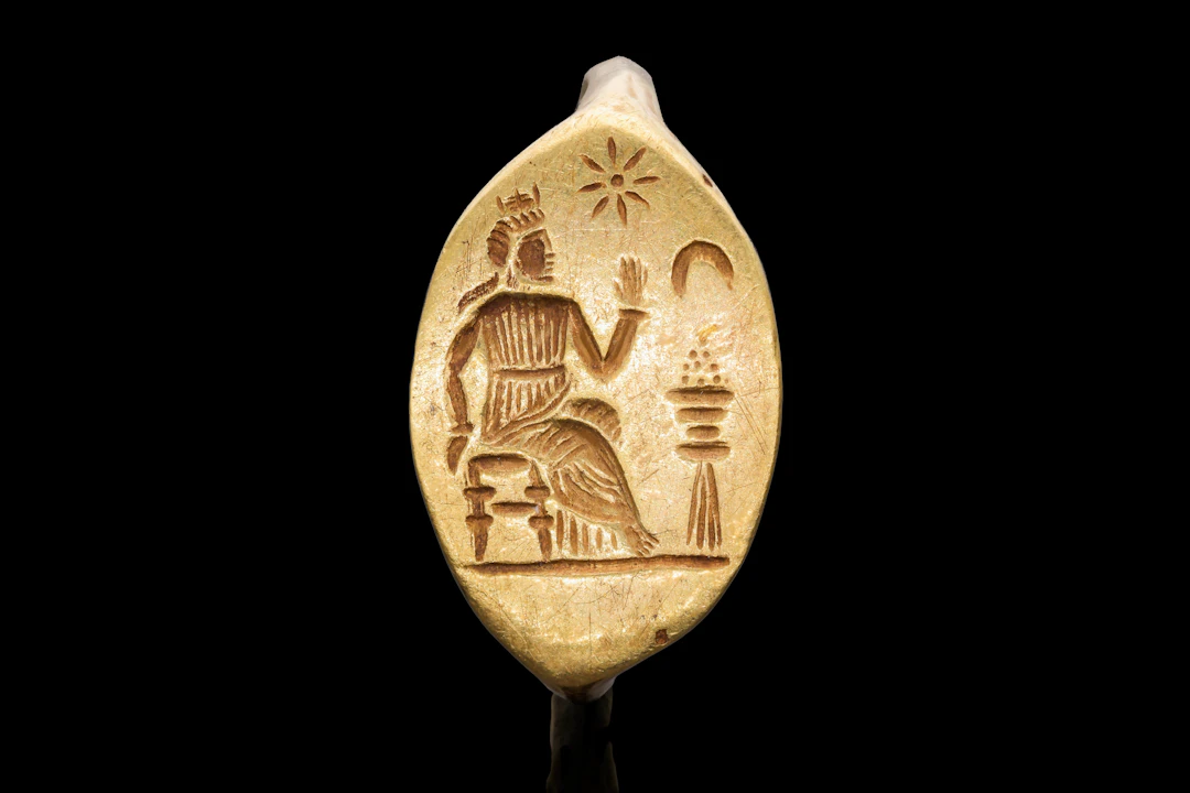 PTOLEMAIC GOLD RING WITH SEATED QUEEN