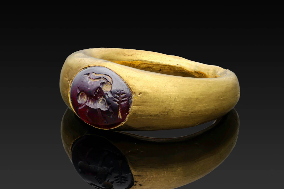 ROMAN GOLD RING WITH GARNET INTAGLIO OF AN IBEX