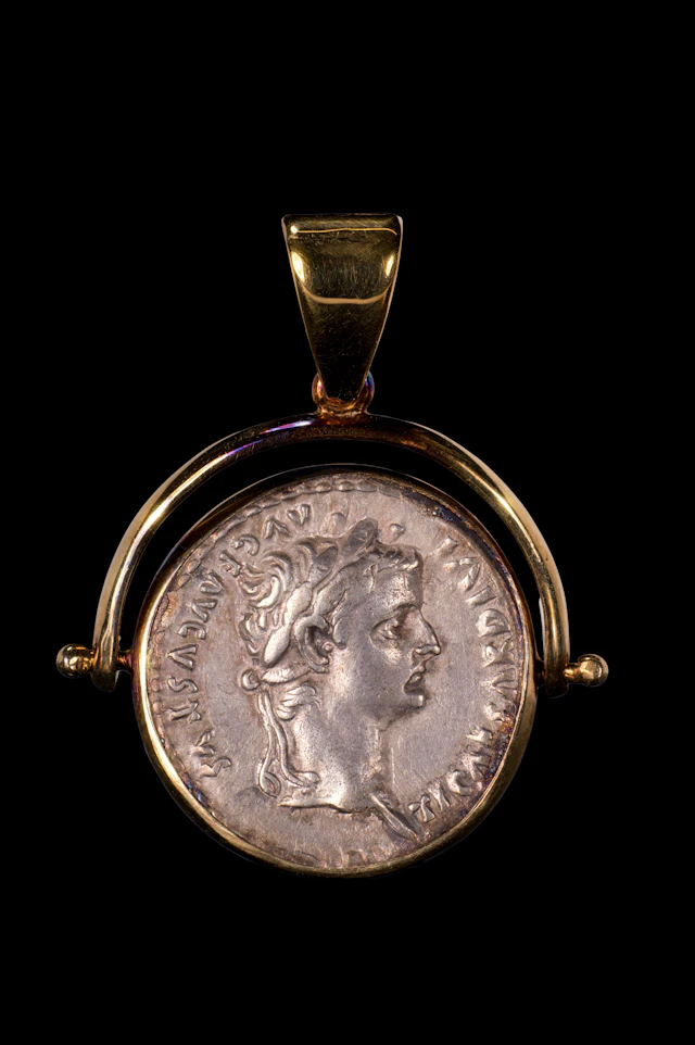 ROMAN SILVER DENARIUS OF TIBERIUS 'TRIBUTE PENNY' IN GOLD PENDANT