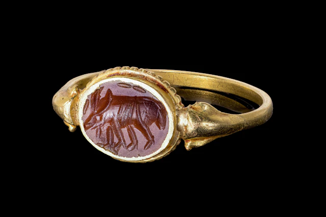 MEDIEVAL GOLD RING WITH RED CARNELIAN INTAGLIO OF A QUADRUPED