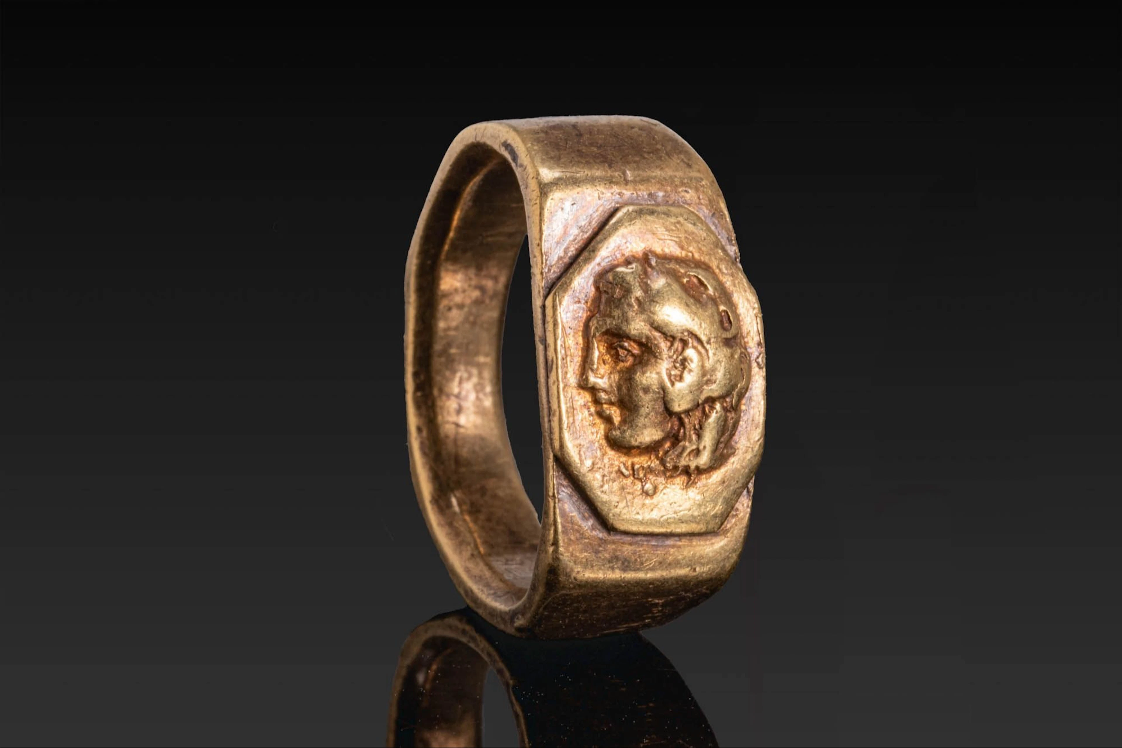 ROMAN GOLD RING WITH ALEXANDER THE GREAT AS HERAKLES